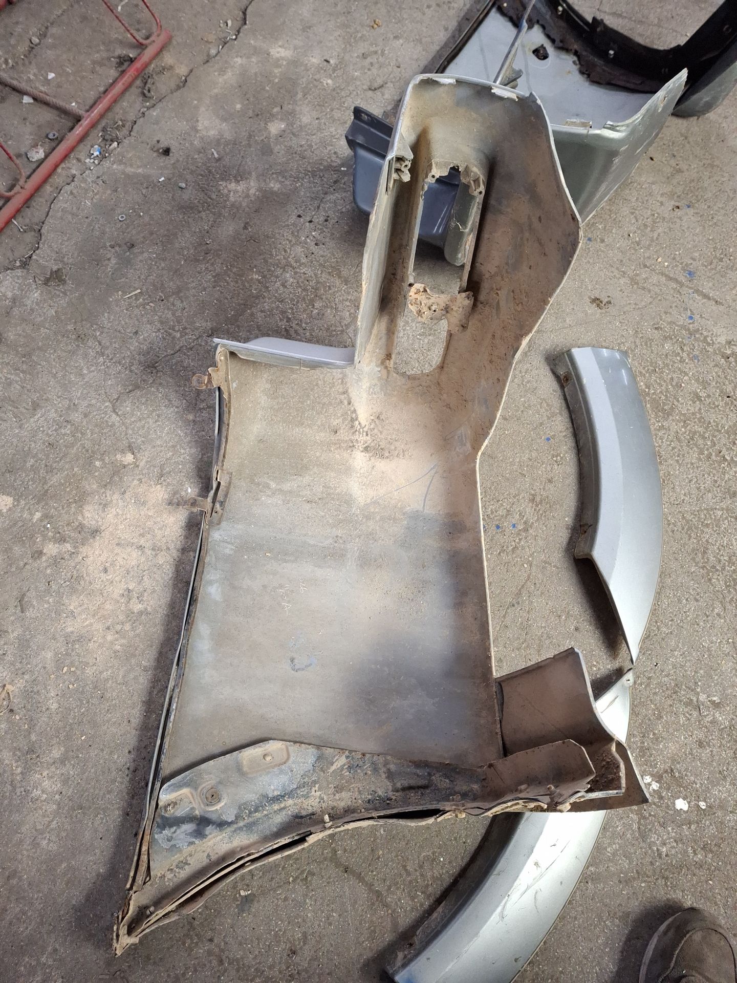 PARAGOLPES TRASERO MITSUBISHI MONTERO 