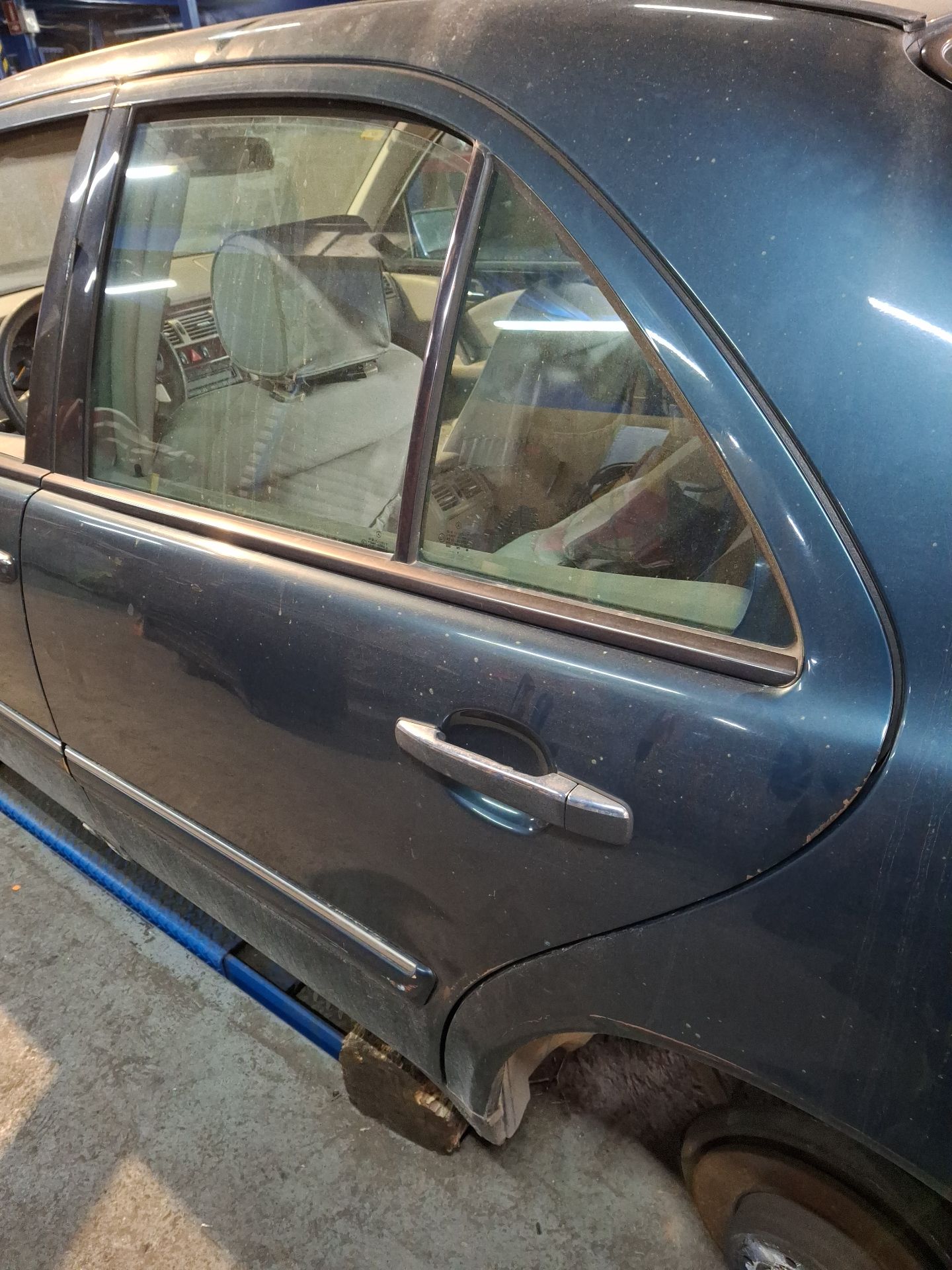 PUERTA TRASERA IZQUIERDA MERCEDES-BENZ CLASE E 