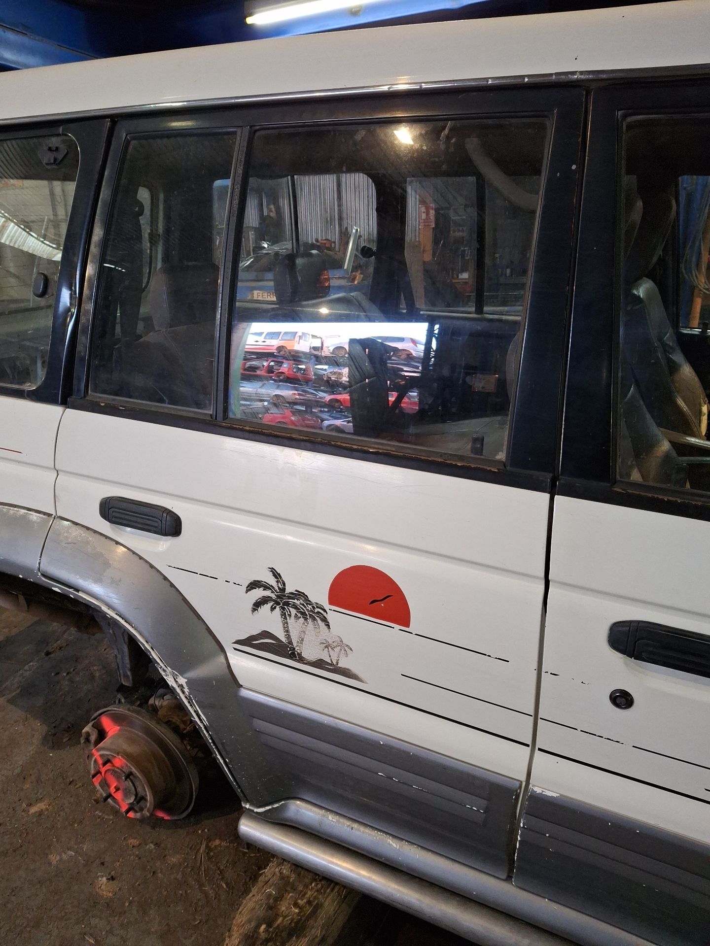 PUERTA TRASERA DERECHA MITSUBISHI MONTERO 