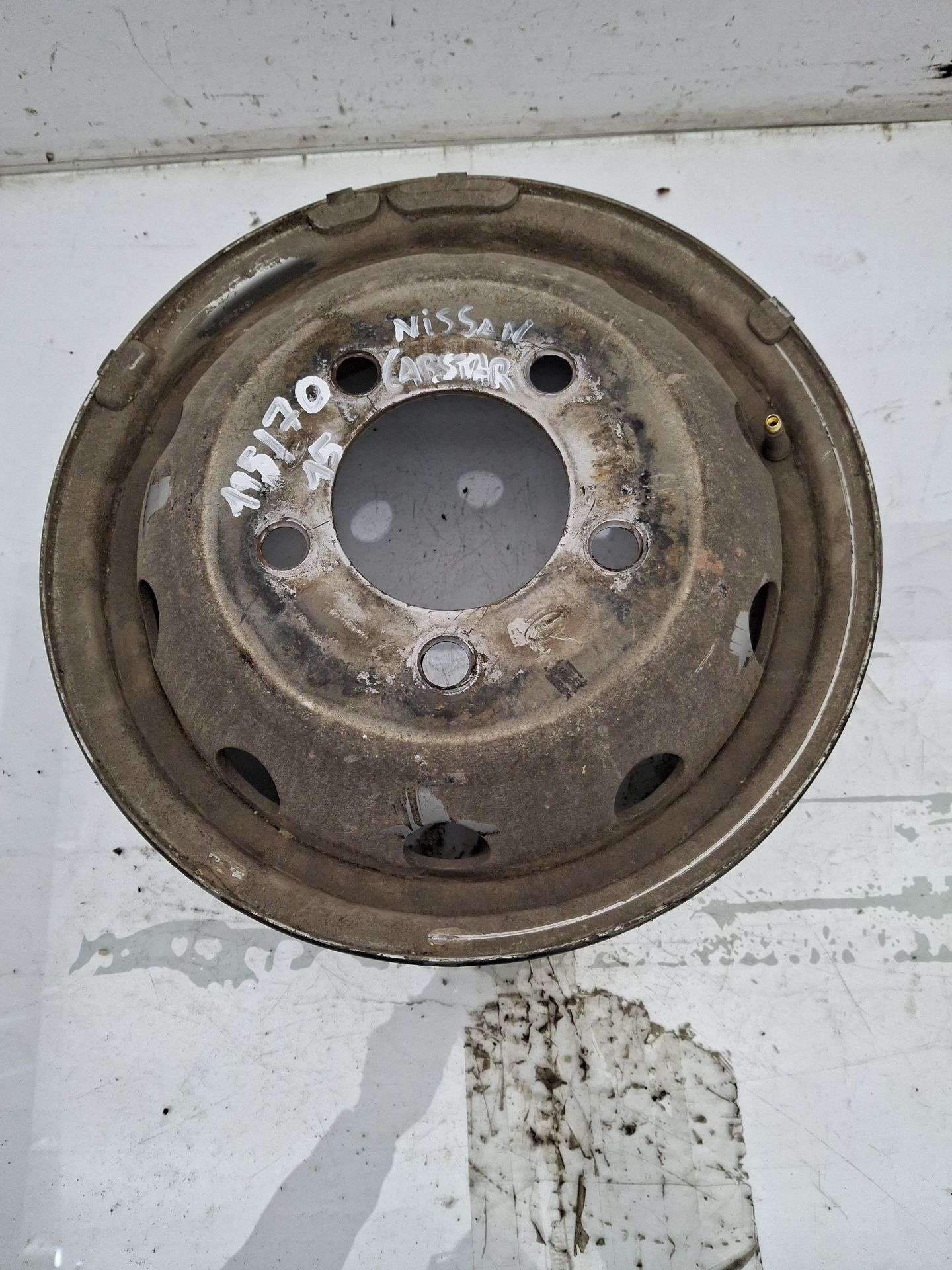 LLANTA NISSAN CABSTAR 