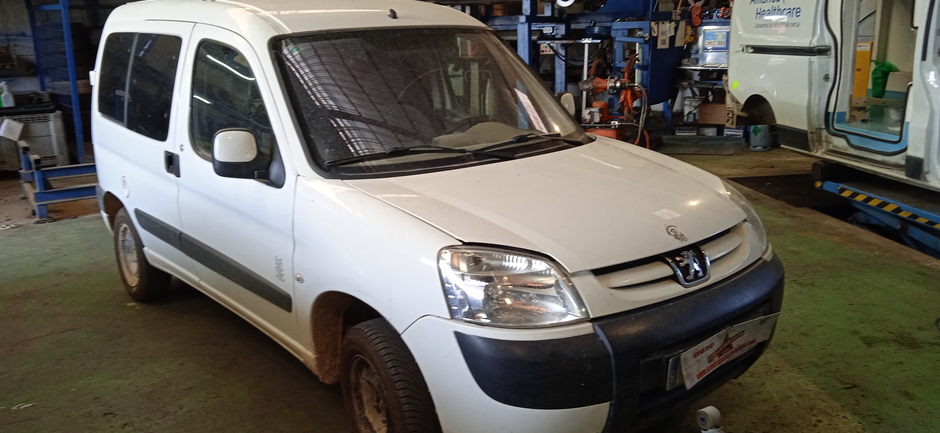 PARAGOLPES DELANTERO PEUGEOT PARTNER 9HWD