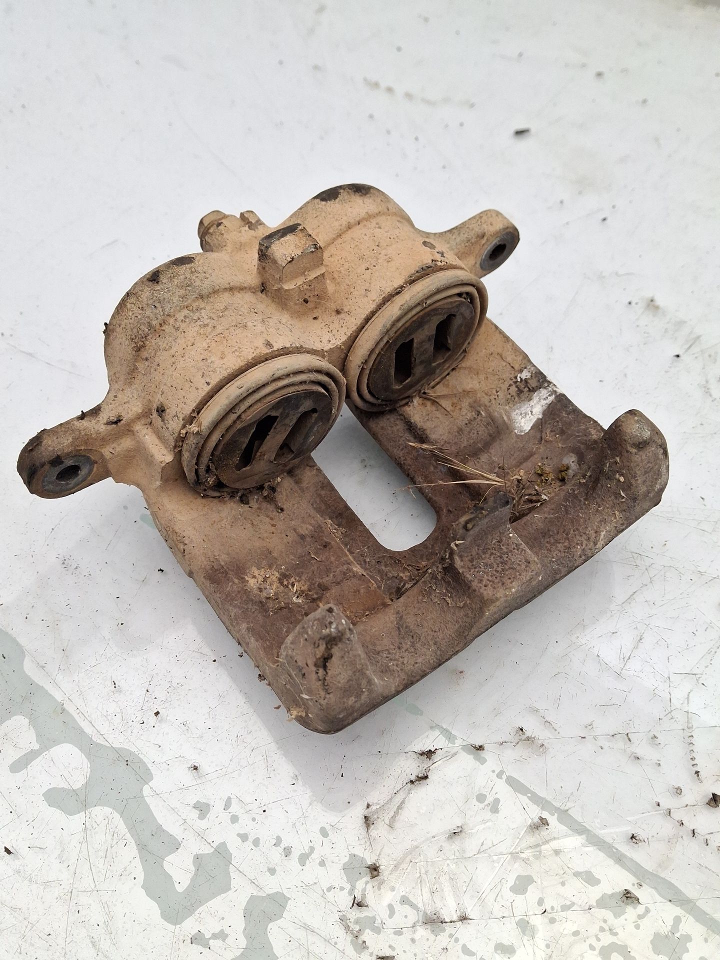 PINZA FRENO DELANTERA IZQUIERDA NISSAN TERRANO 