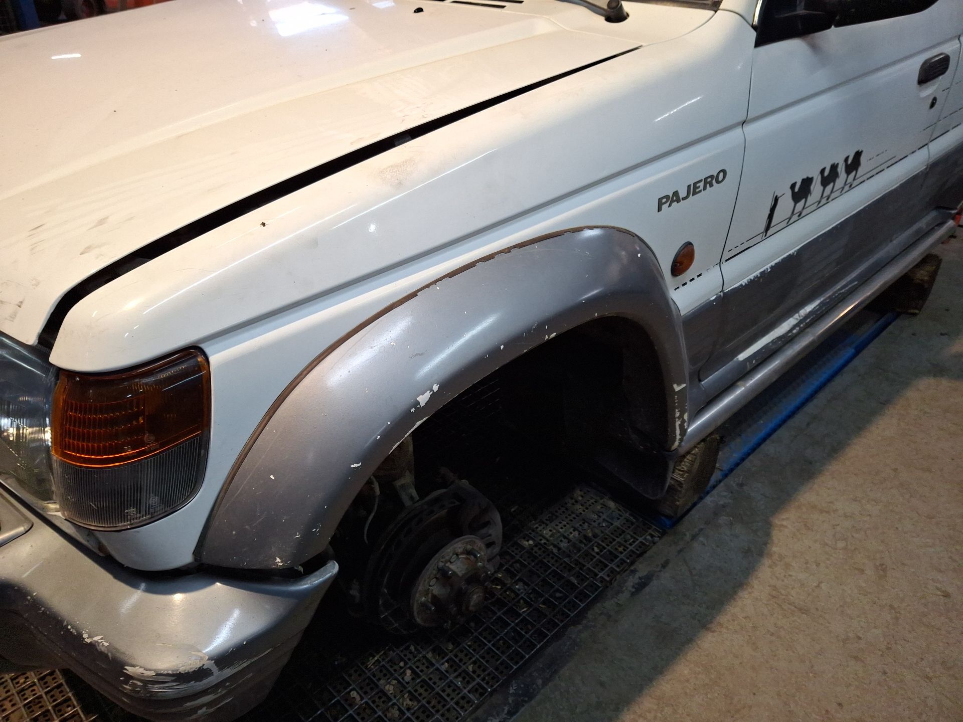 ALETA DELANTERA IZQUIERDA MITSUBISHI MONTERO 