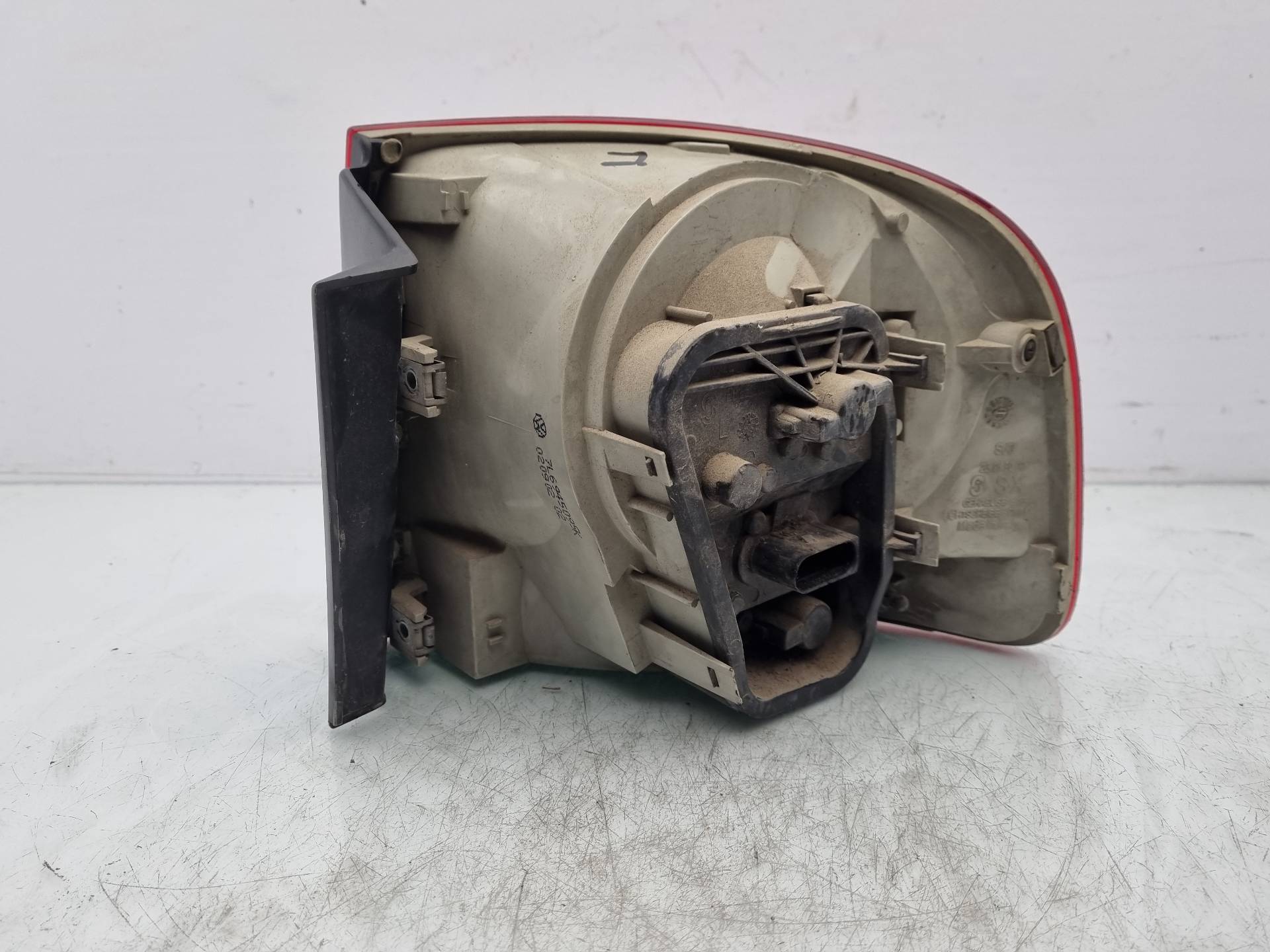 PILOTO TRASERO IZQUIERDO VOLKSWAGEN TOUAREG AYH