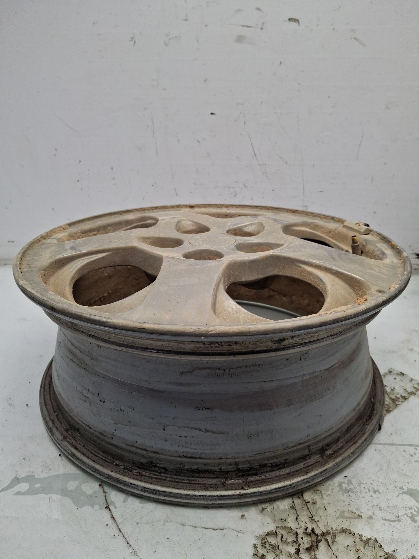 LLANTA MITSUBISHI MONTERO 