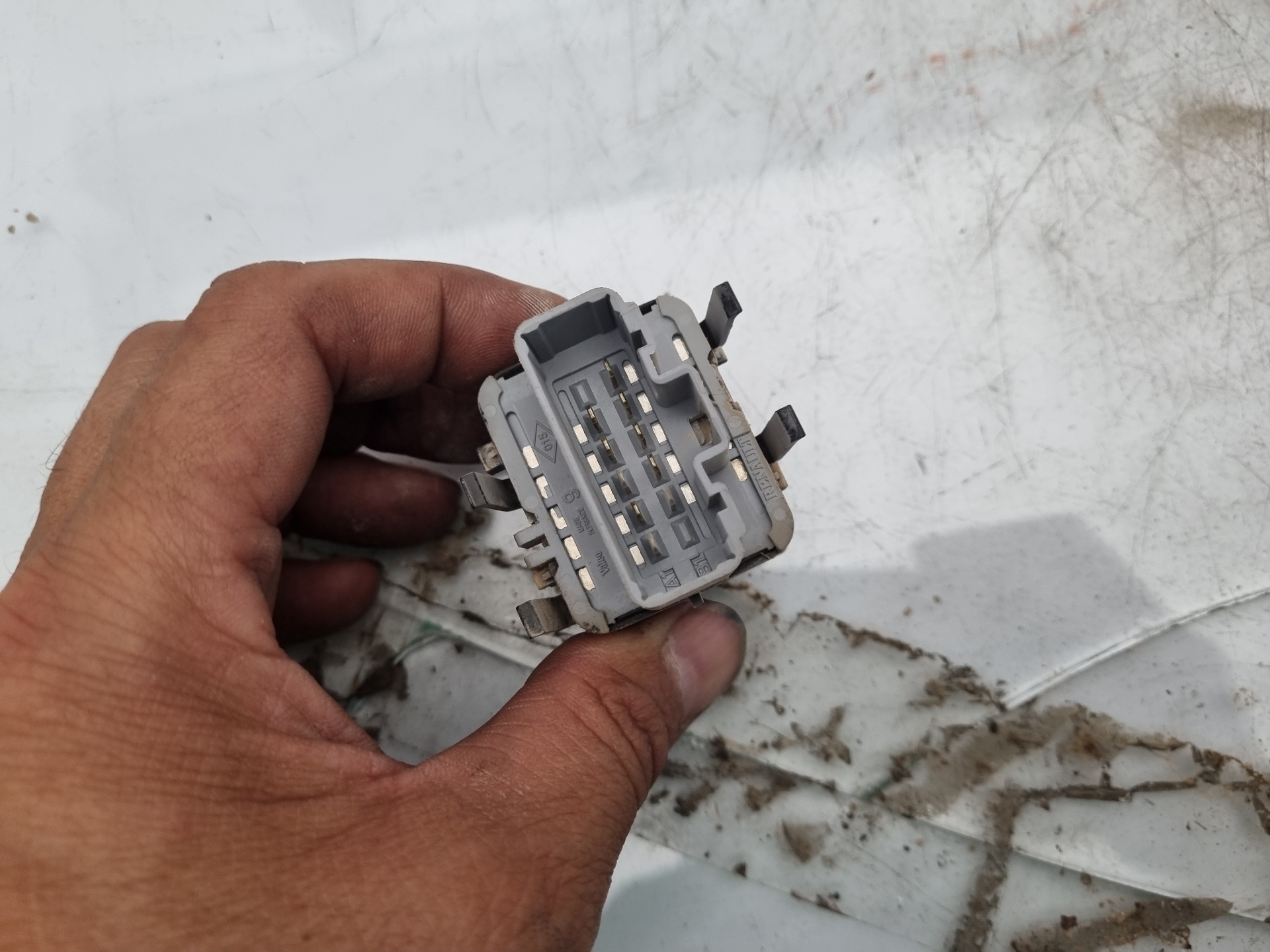 MANDO ELEVALUNAS DELANTERO IZQUIERDO RENAULT TWING K9K 17