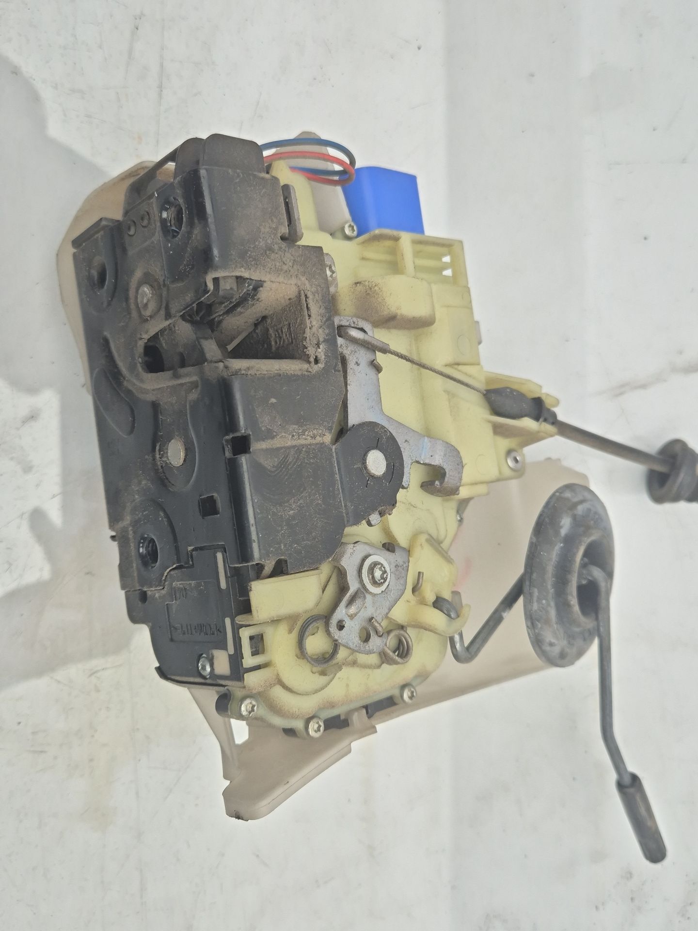CERRADURA PUERTA DELANTERA DERECHA VOLKSWAGEN TRAN 