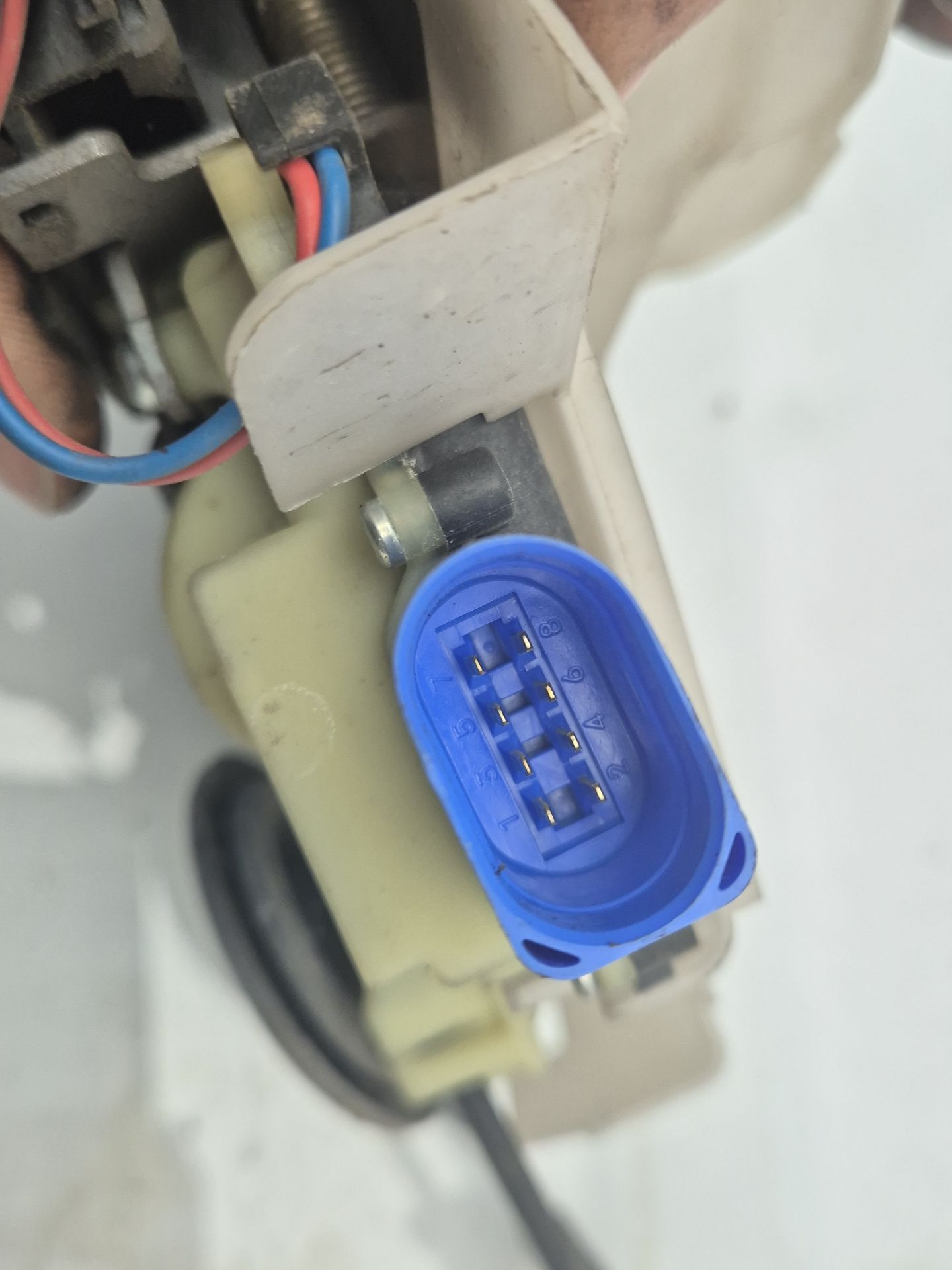 CERRADURA PUERTA DELANTERA DERECHA VOLKSWAGEN TRAN 