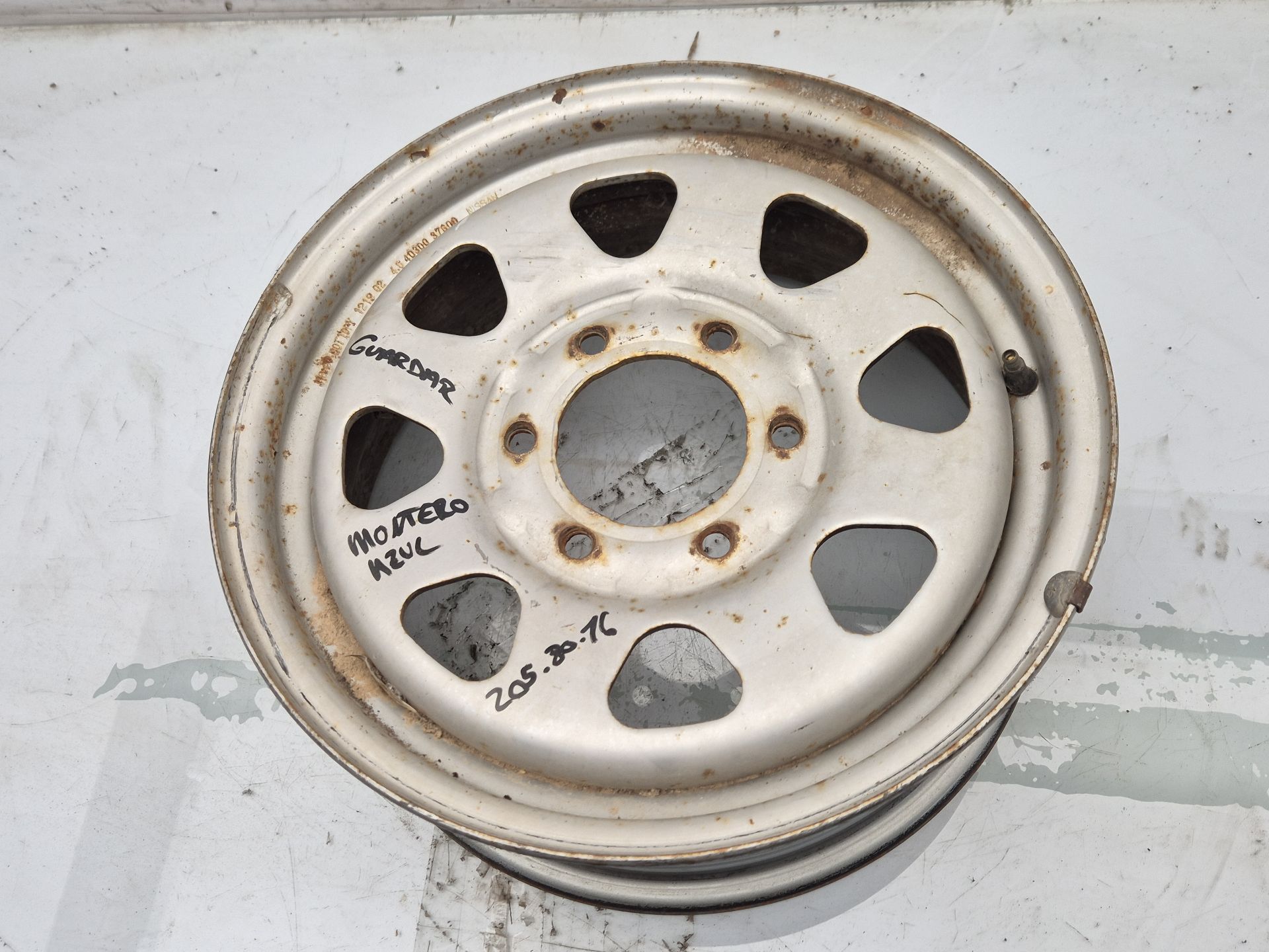 LLANTA MITSUBISHI MONTERO 