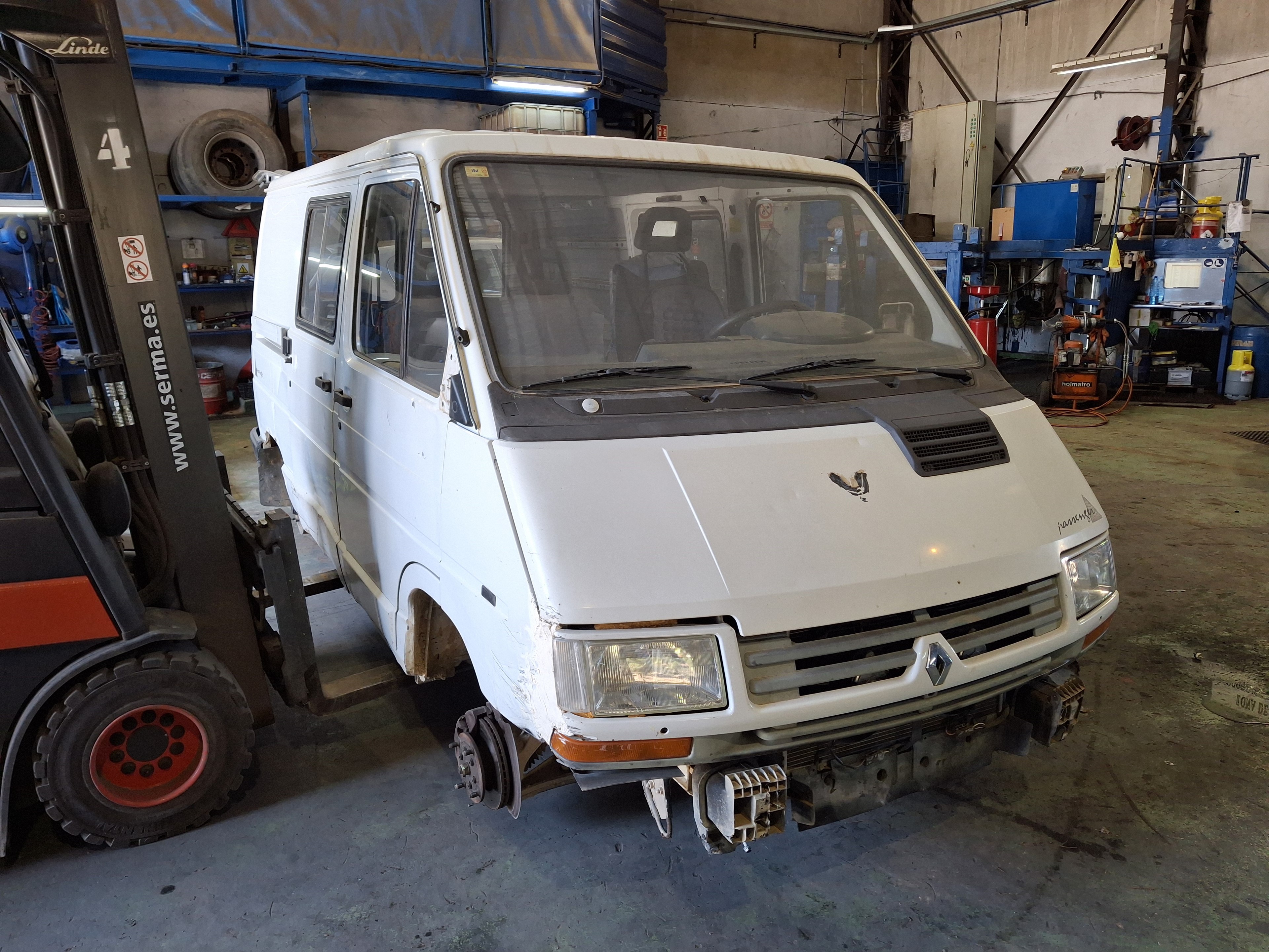 FARO IZQUIERDO RENAULT TRAFIC 