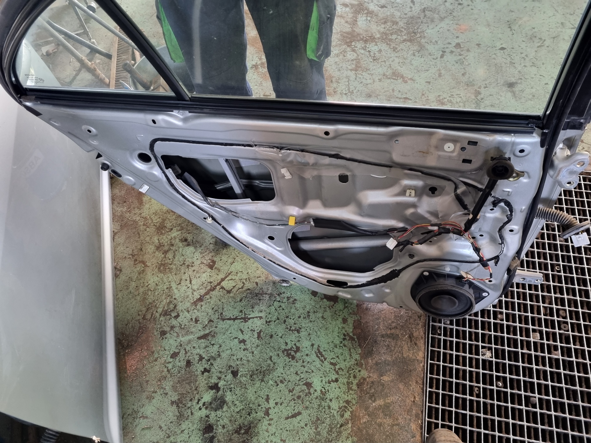 PUERTA TRASERA IZQUIERDA TOYOTA AVENSIS 1CDFTV