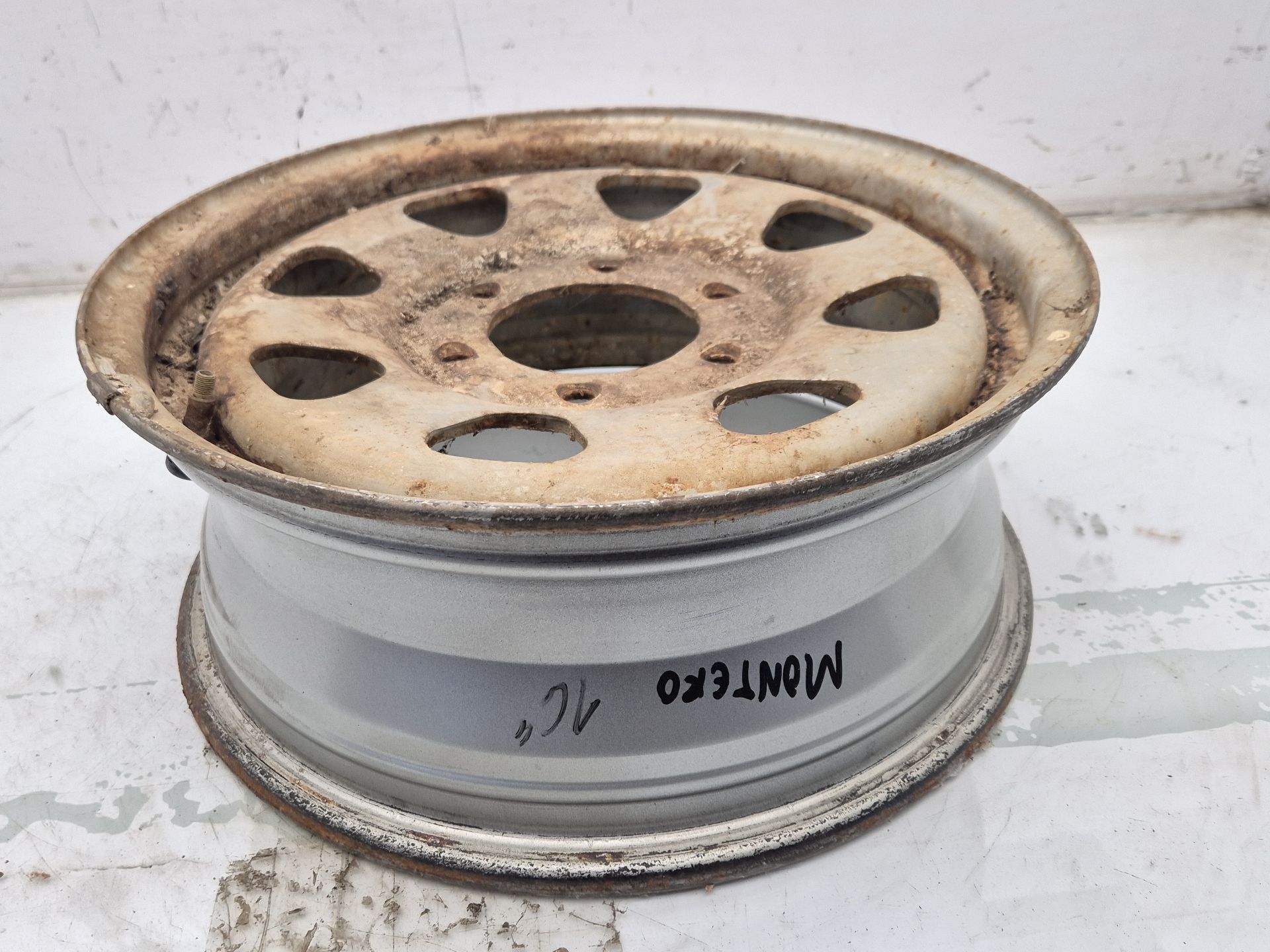 LLANTA MITSUBISHI MONTERO 