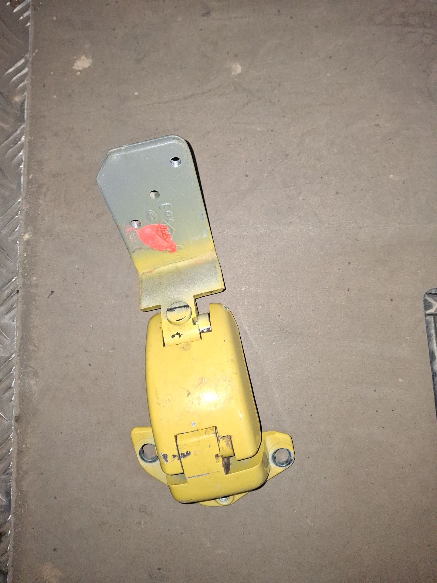 BISAGRA PUERTA TRASERA RENAULT MASTER 