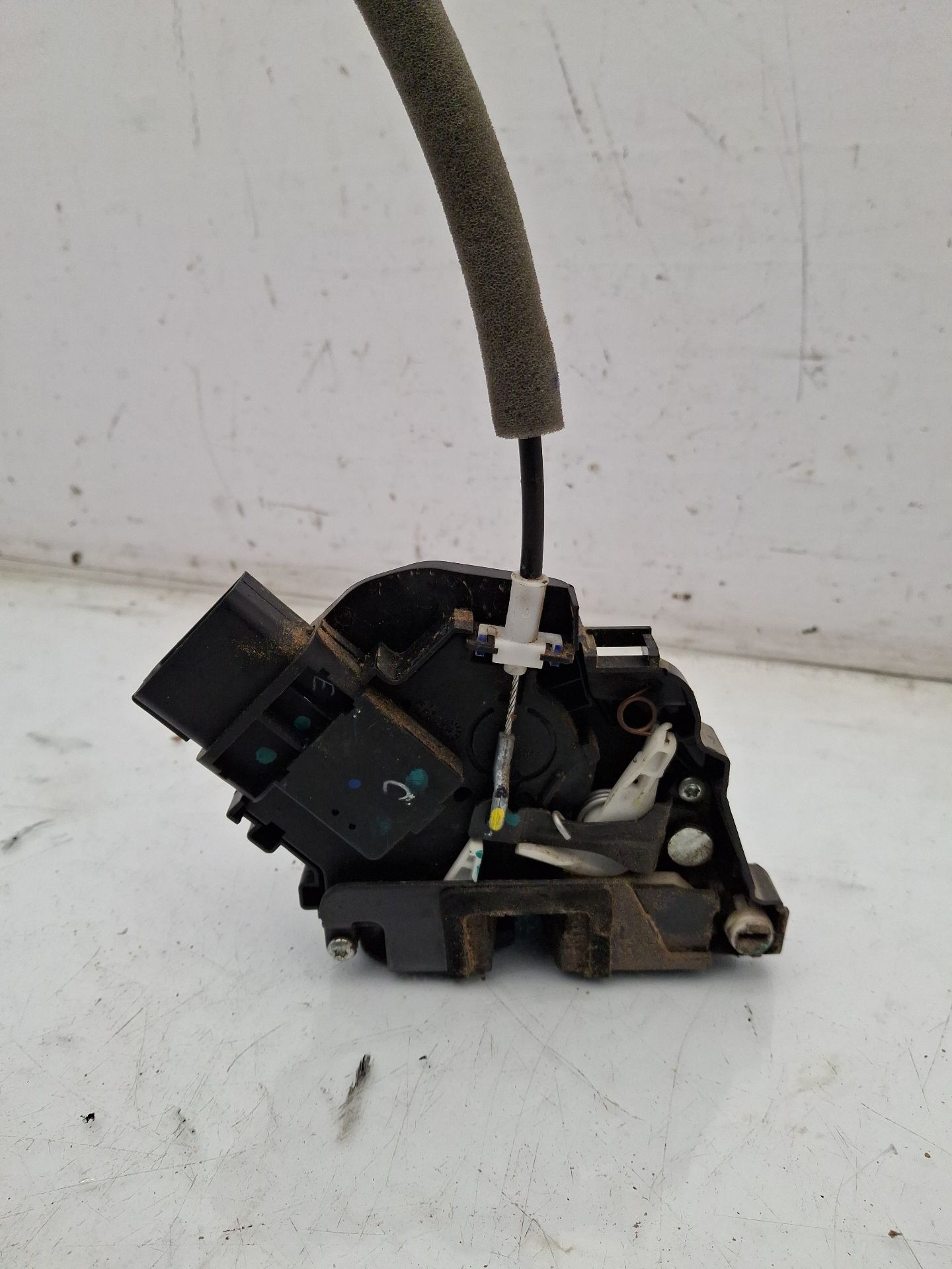 CERRADURA PUERTA TRASERA DERECHA FORD KA+ 