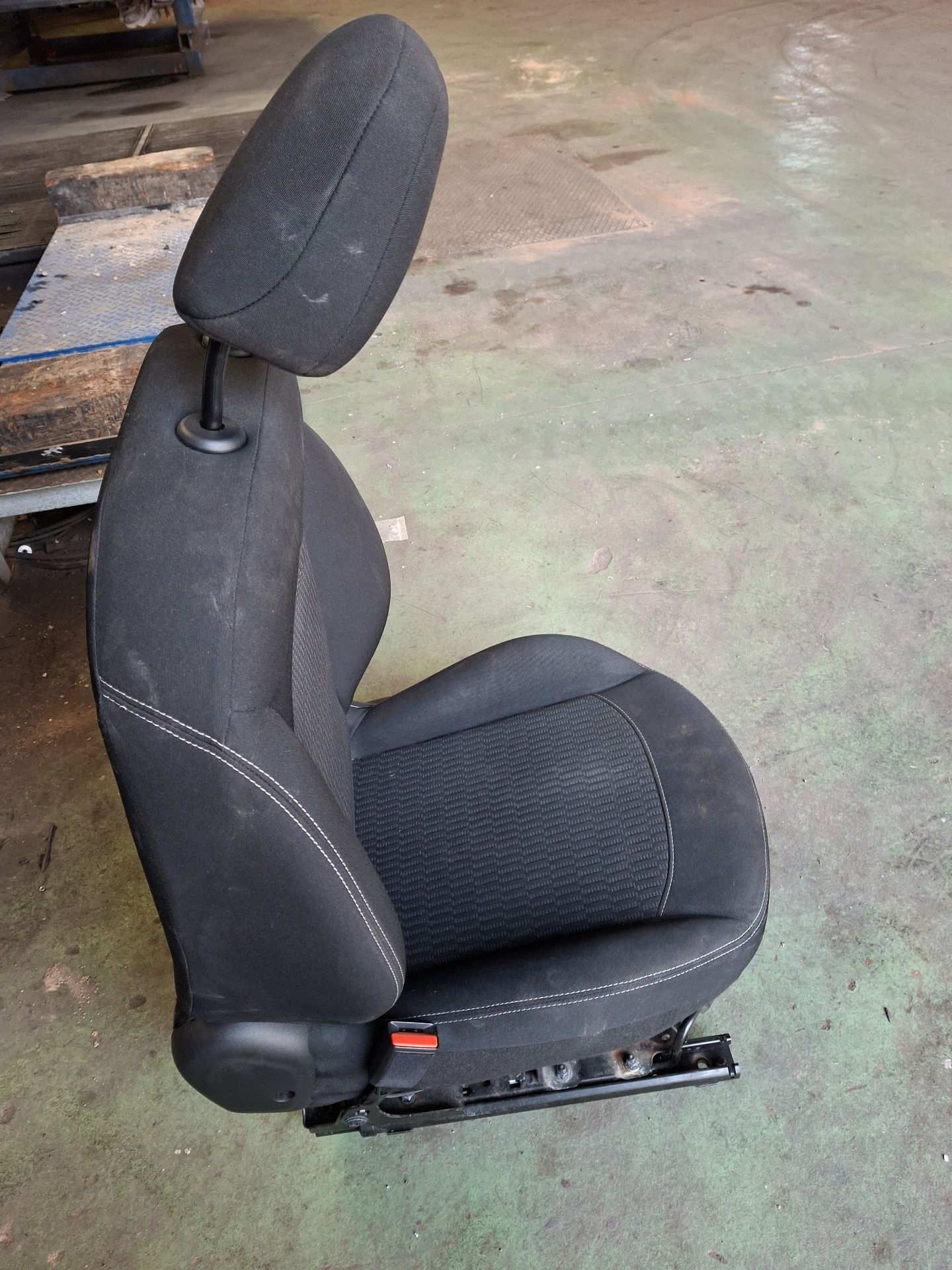ASIENTO DELANTERO IZQUIERDO PEUGEOT 208 