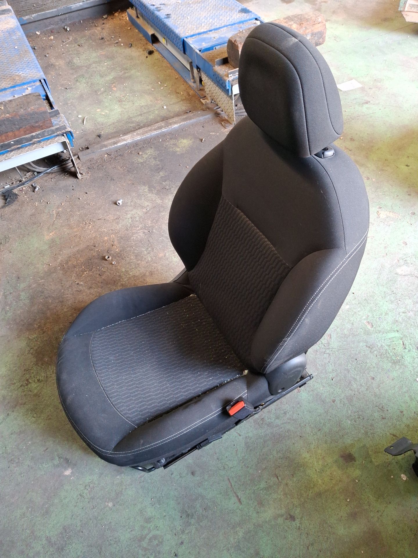 ASIENTO DELANTERO DERECHO PEUGEOT 208 