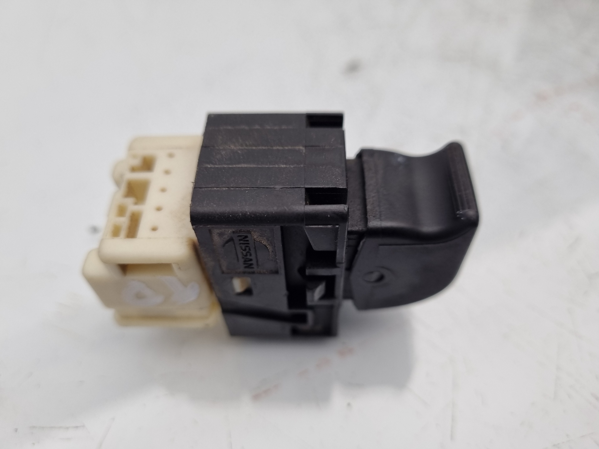 MANDO ELEVALUNAS TRASERO IZQUIERDO NISSAN PRIMERA QG18DE