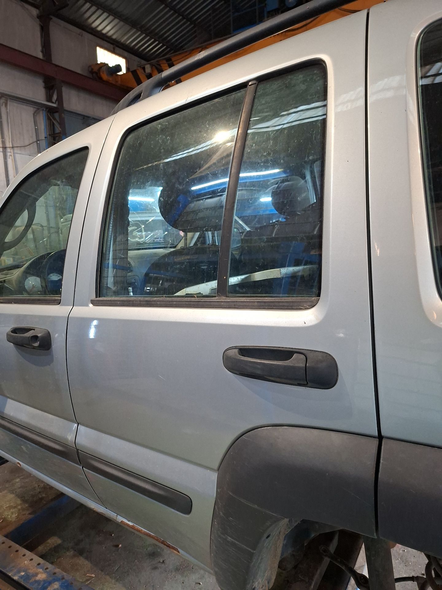 PUERTA TRASERA IZQUIERDA JEEP CHEROKEE 
