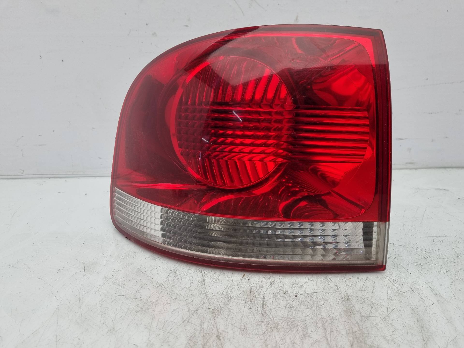 PILOTO TRASERO IZQUIERDO VOLKSWAGEN TOUAREG AYH