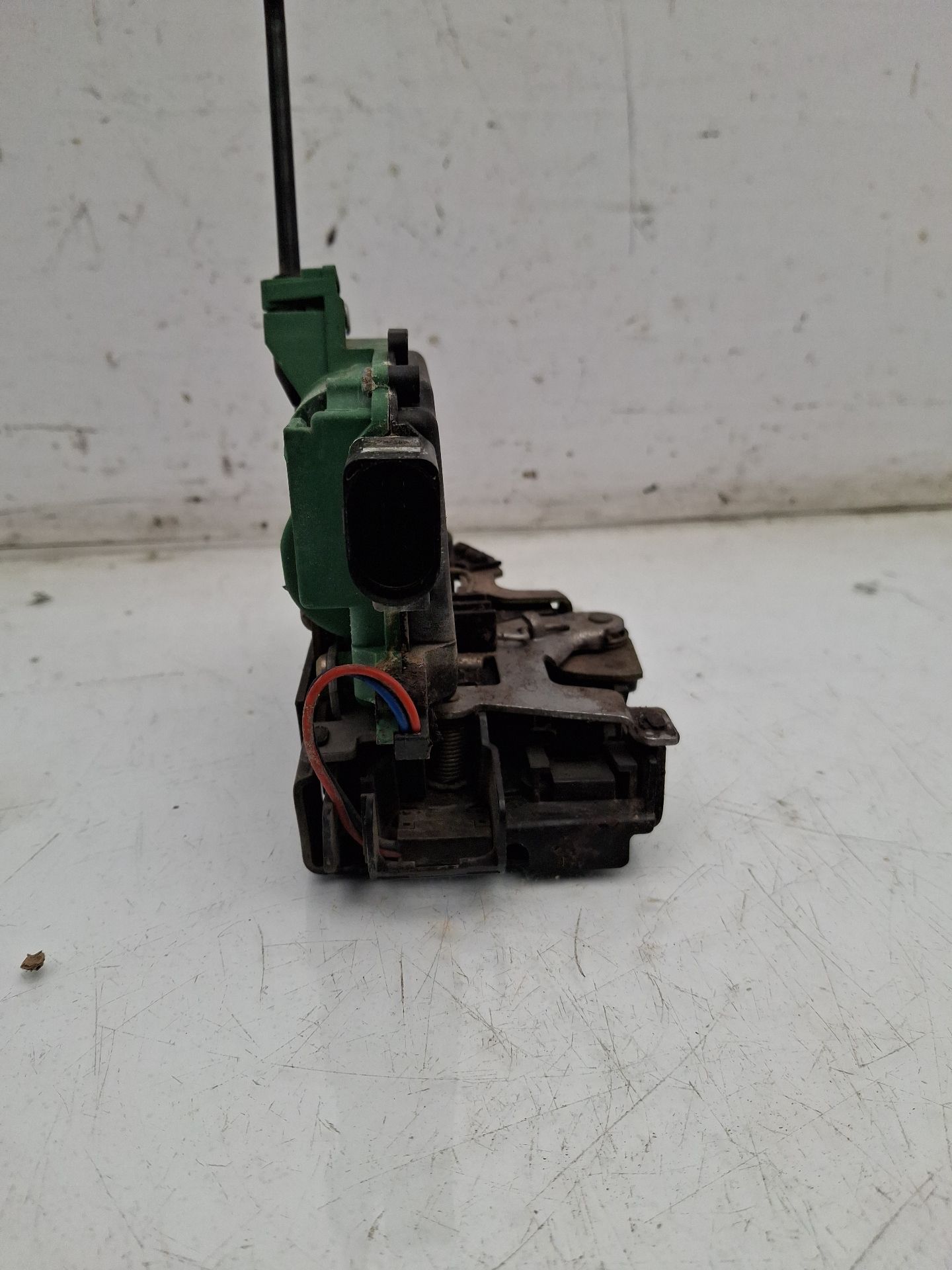 CERRADURA PUERTA DELANTERA IZQUIERDA VOLKSWAGEN GO 