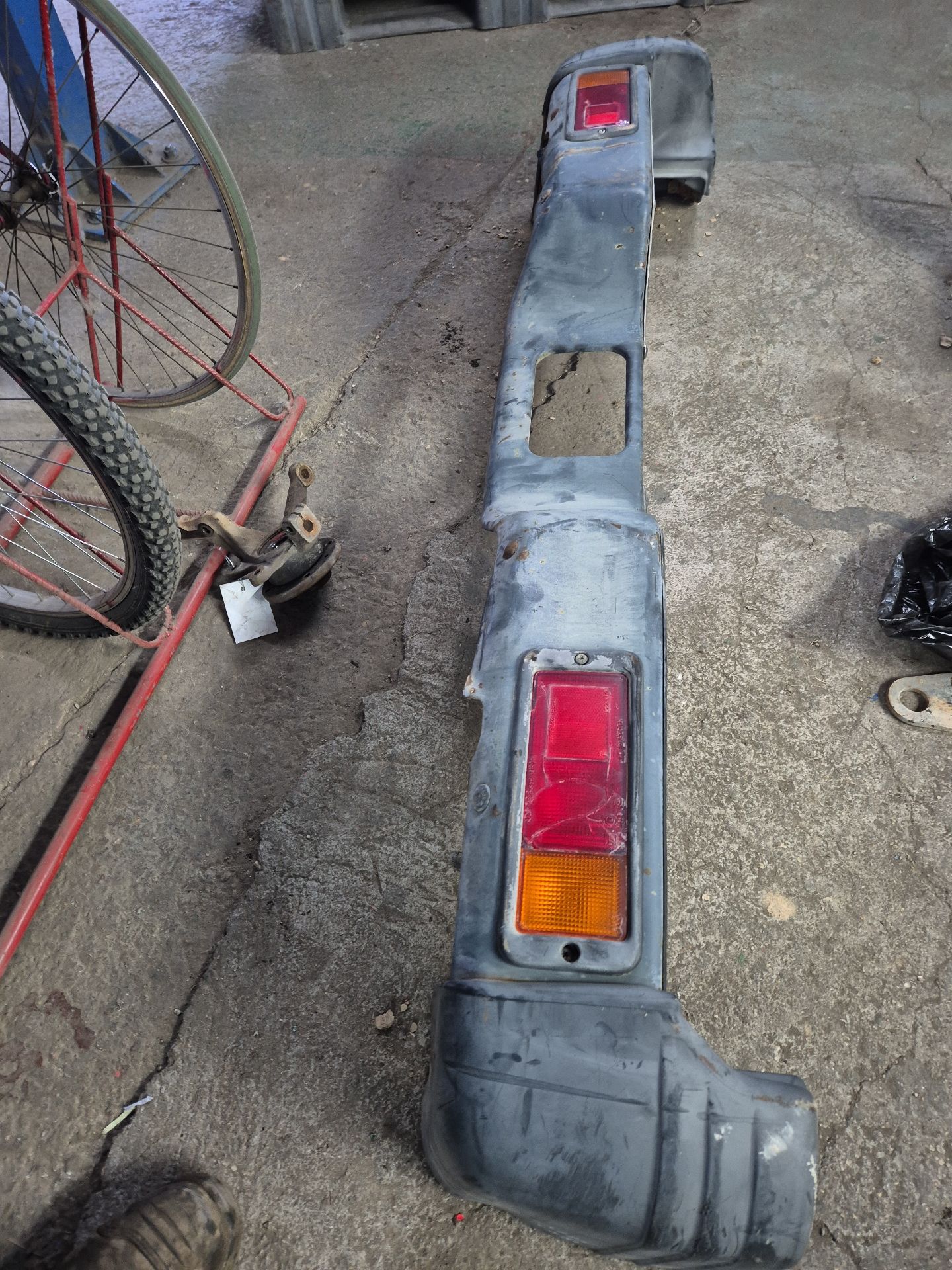 PARAGOLPES TRASERO MITSUBISHI MONTERO 
