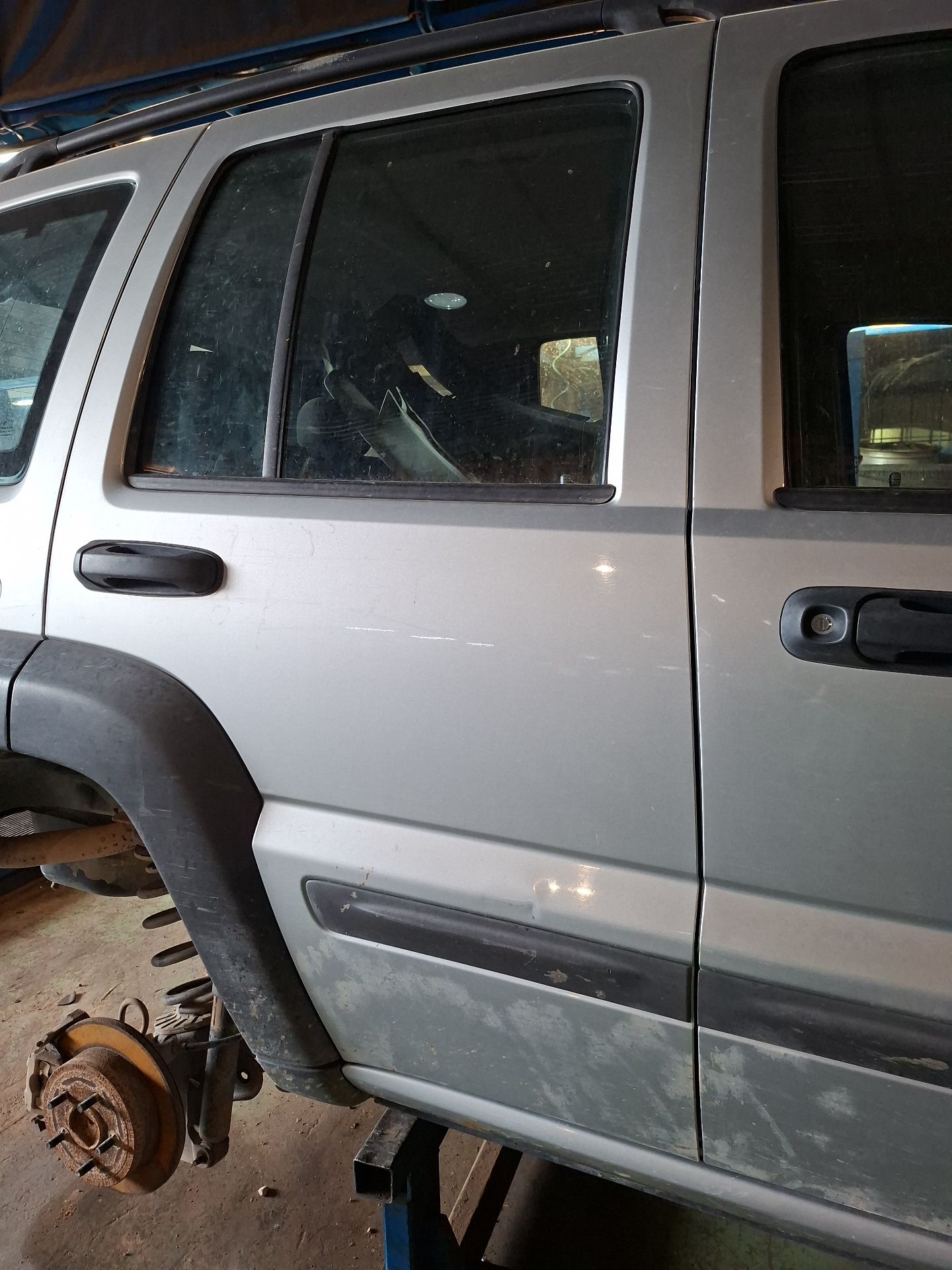 PUERTA TRASERA DERECHA JEEP CHEROKEE 
