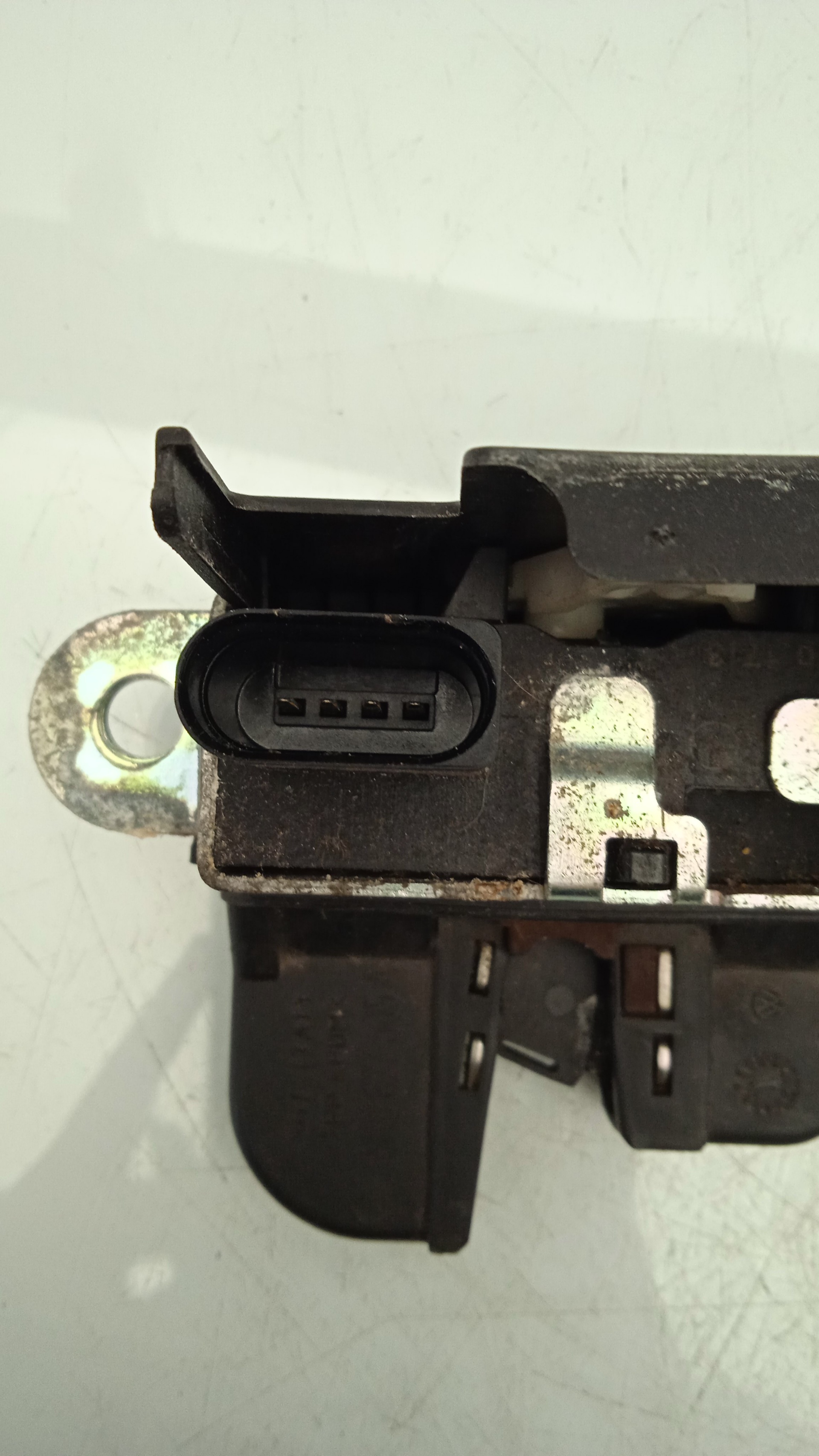 CERRADURA MALETERO / PORTON VOLKSWAGEN GOLF CAY