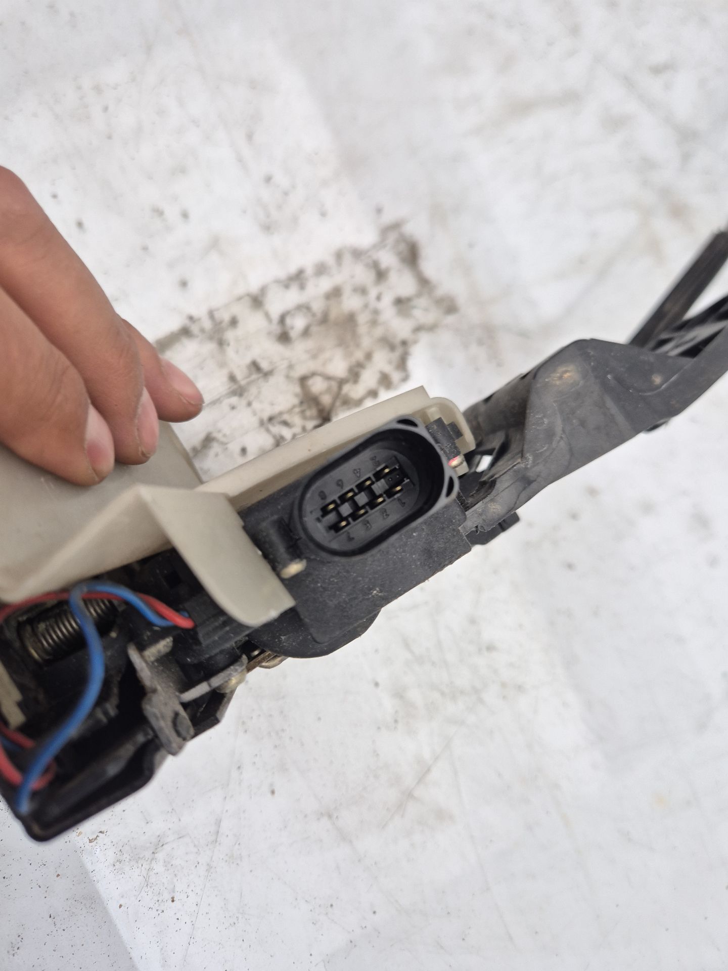 CERRADURA PUERTA DELANTERA DERECHA VOLKSWAGEN PASS 