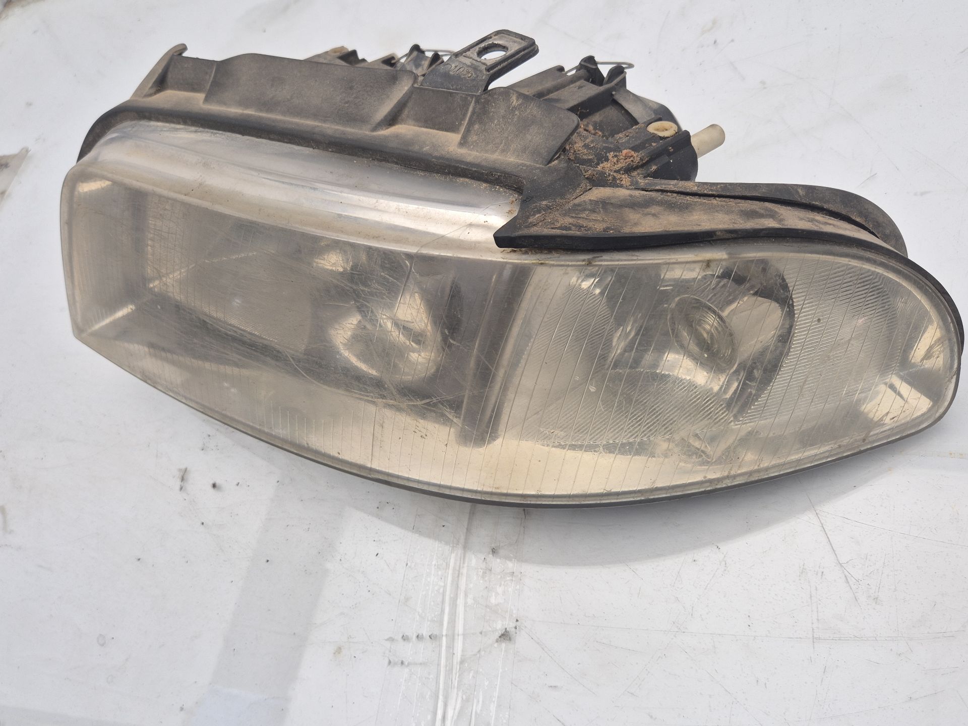 FARO IZQUIERDO AUDI A4 