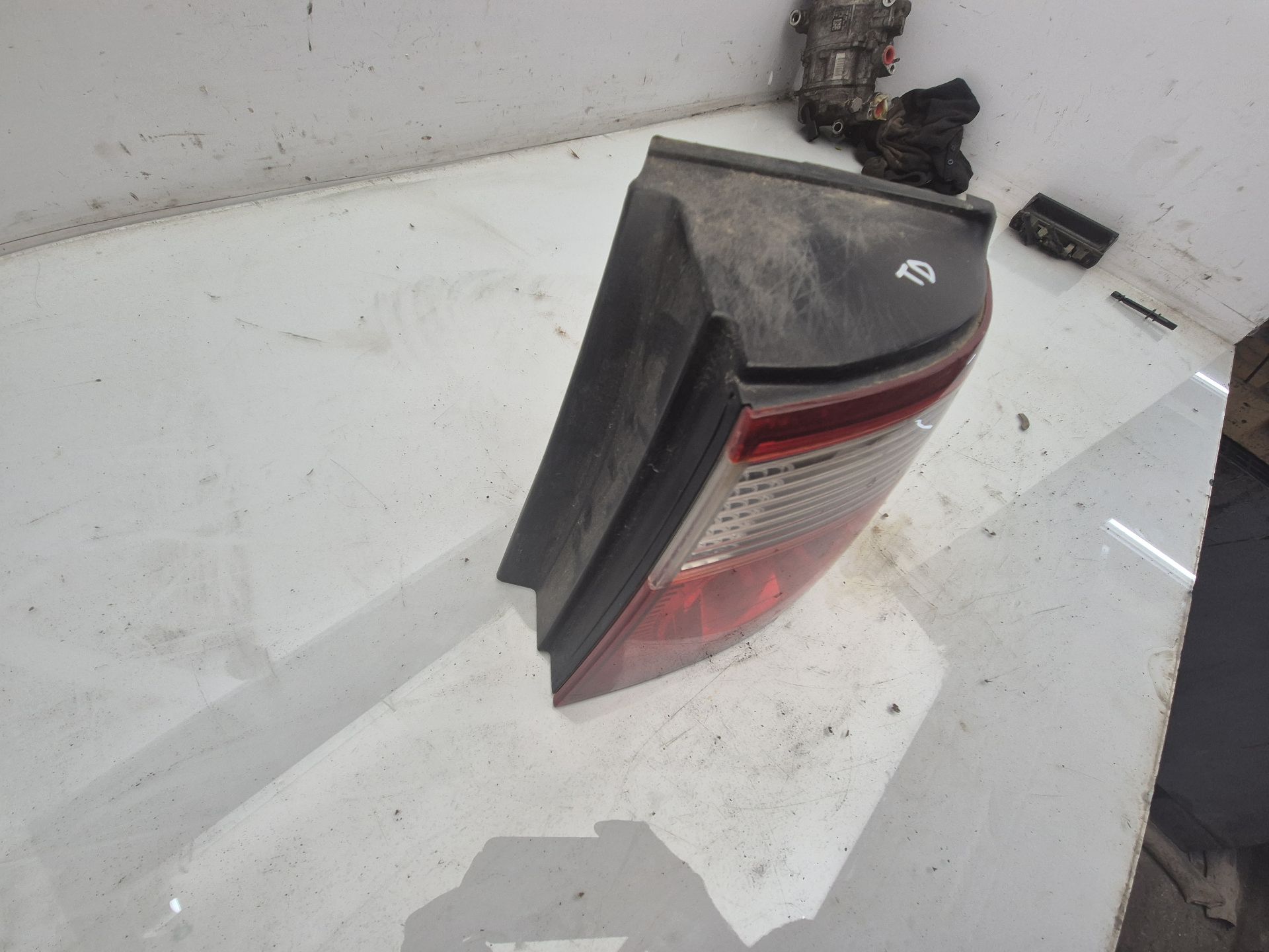 PILOTO TRASERO DERECHO KIA CARENS 