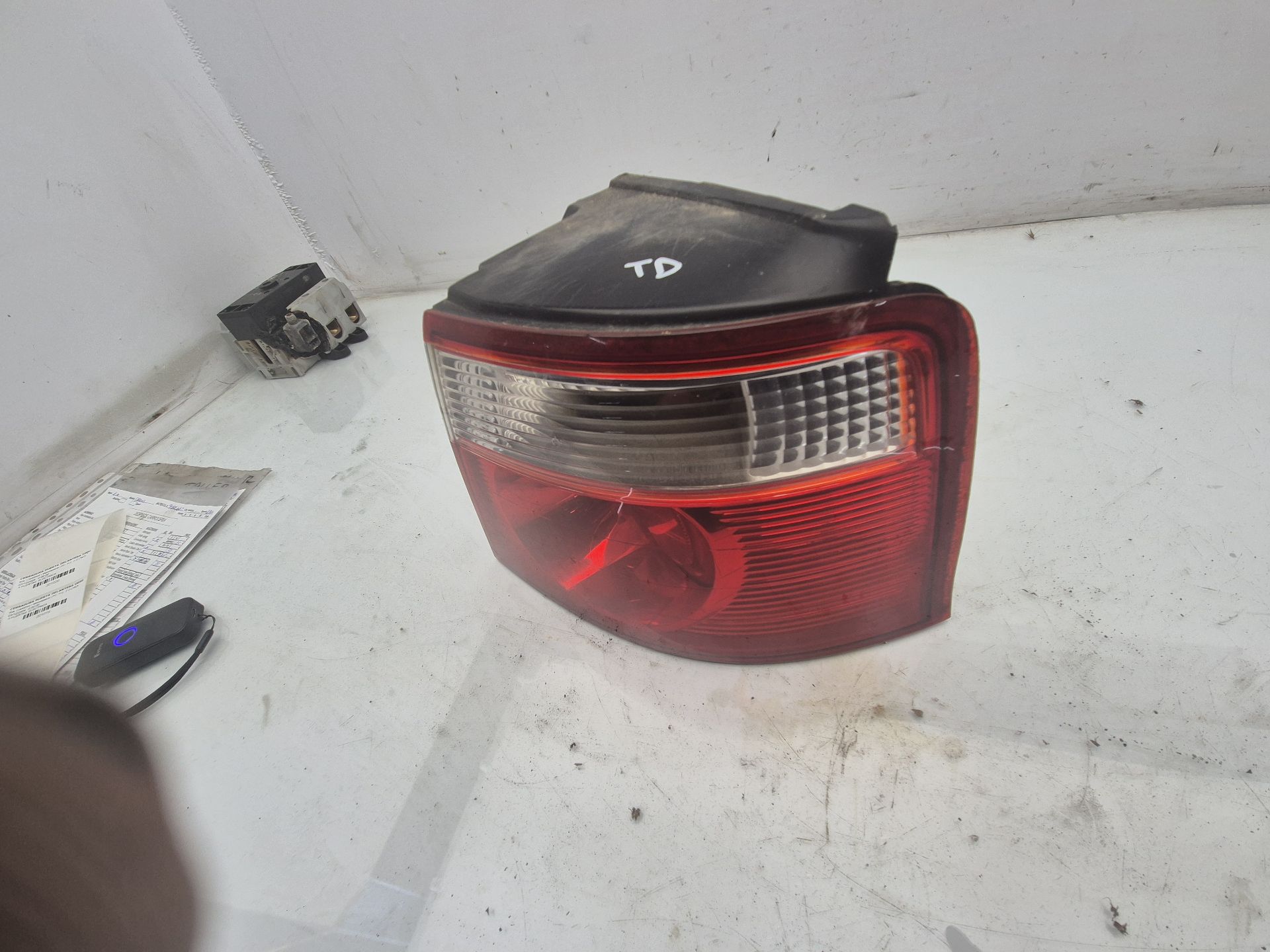 PILOTO TRASERO DERECHO KIA CARENS 