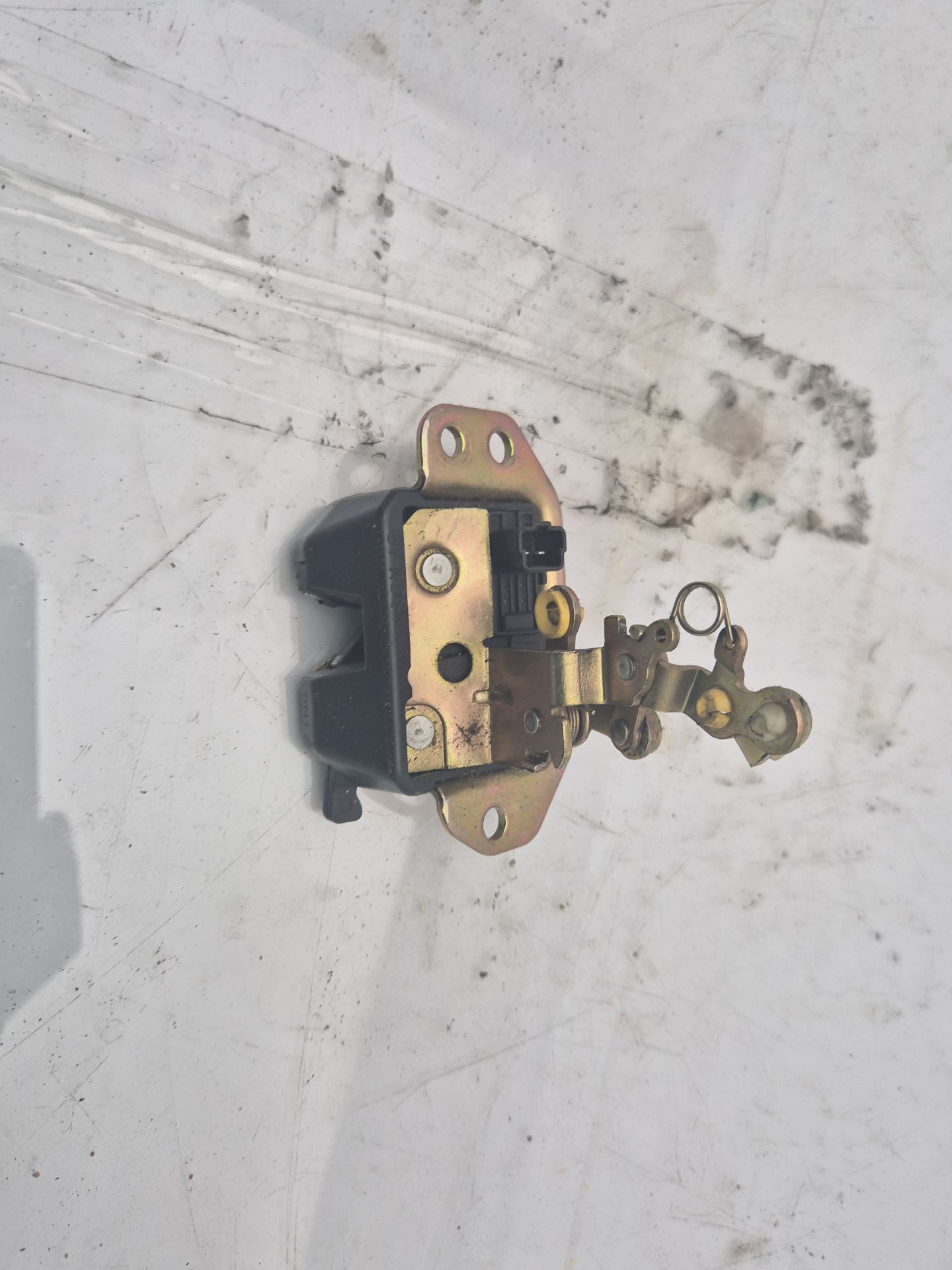 CERRADURA MALETERO / PORTON CHEVROLET AVEO 