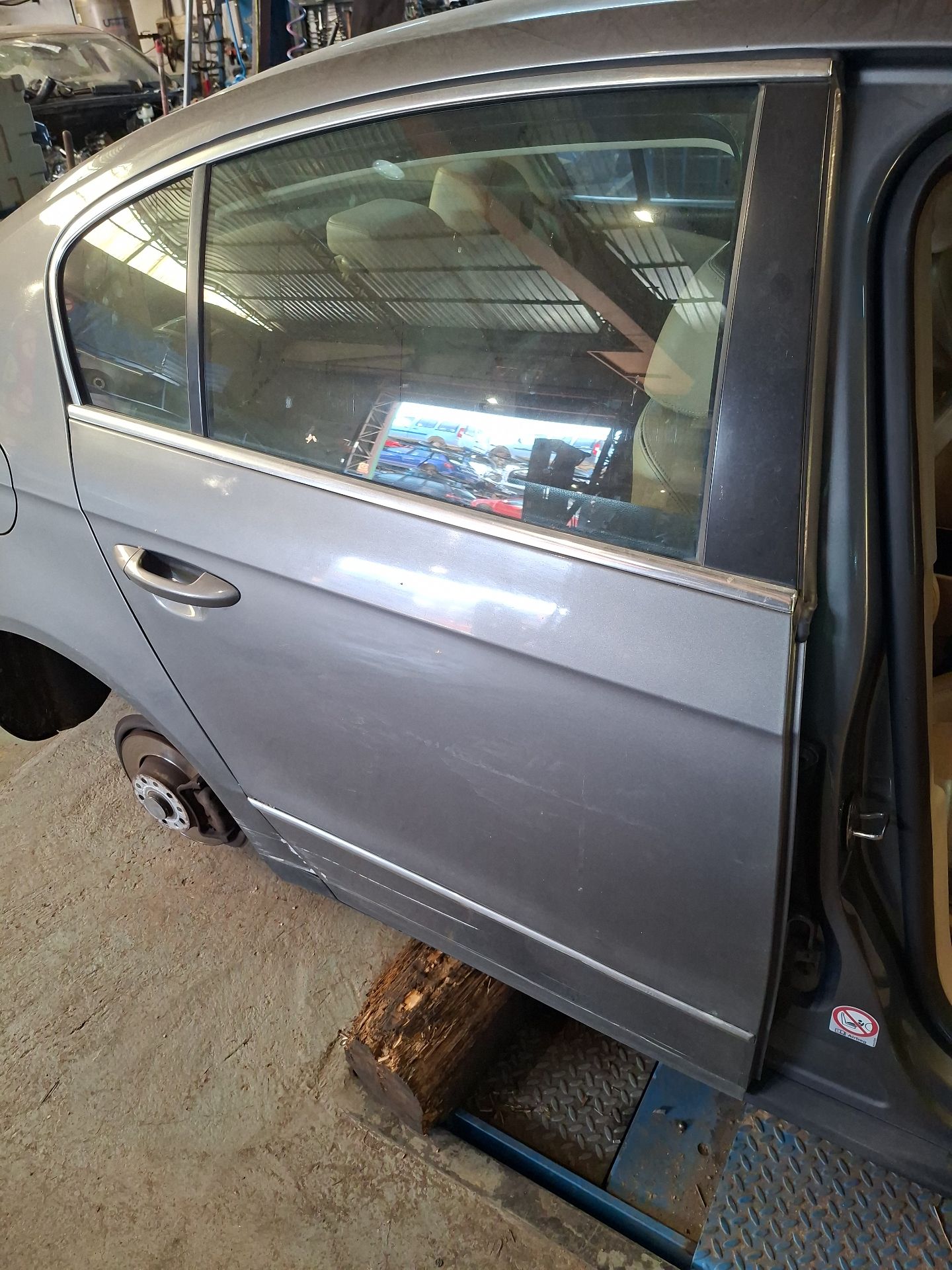 PUERTA TRASERA DERECHA VOLKSWAGEN PASSAT 