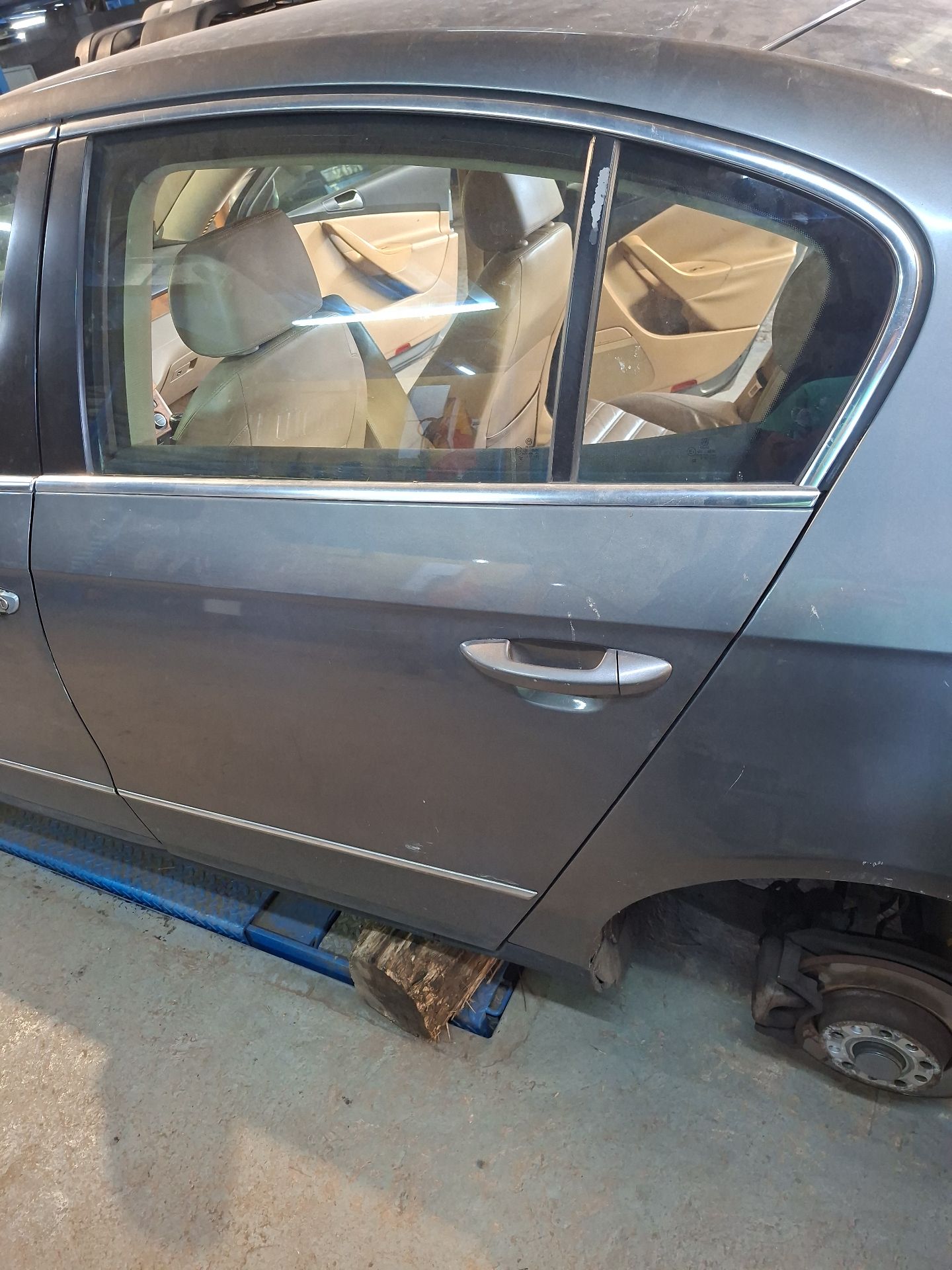 PUERTA TRASERA IZQUIERDA VOLKSWAGEN PASSAT 
