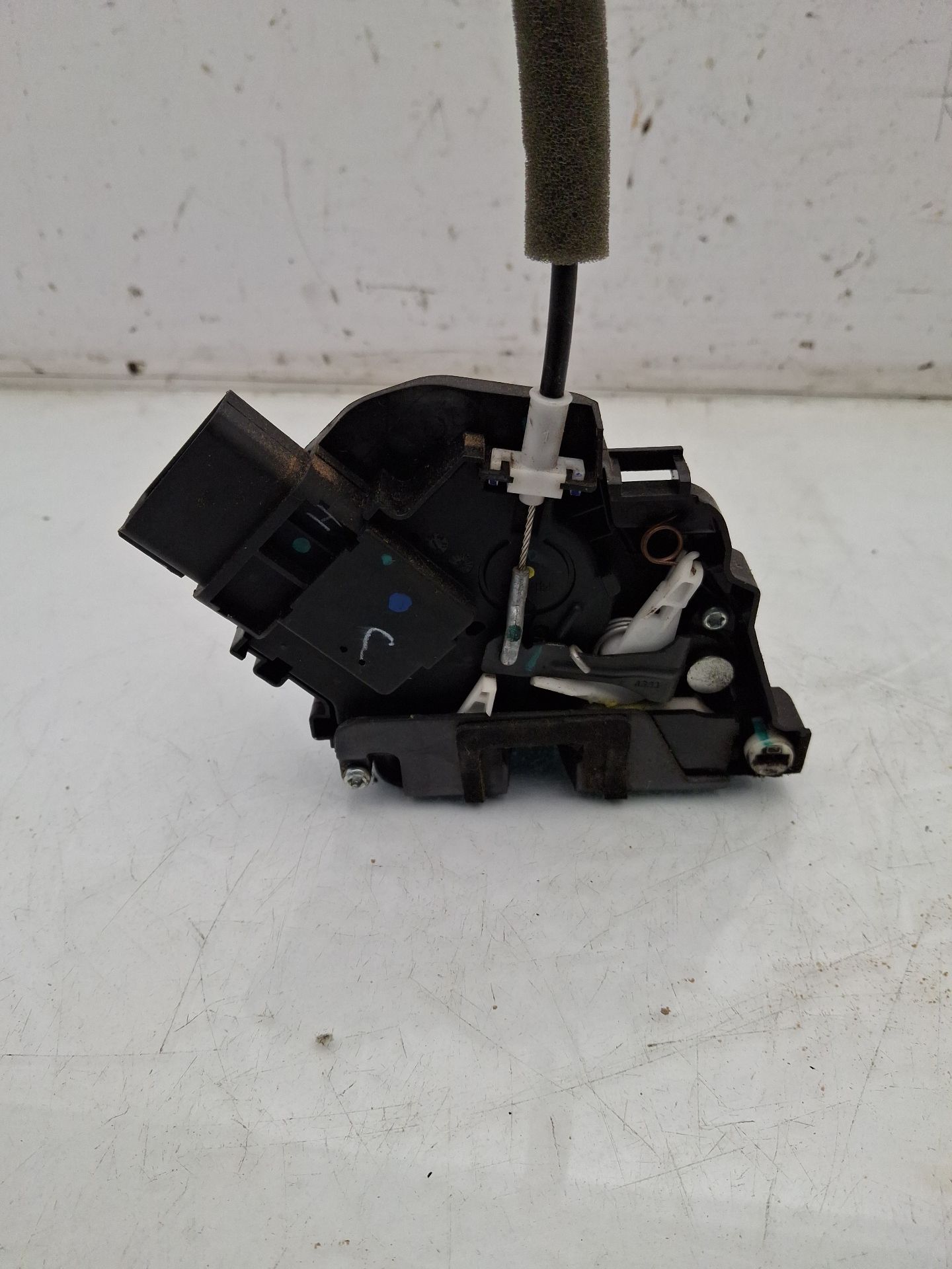 CERRADURA PUERTA TRASERA DERECHA FORD KA+ 