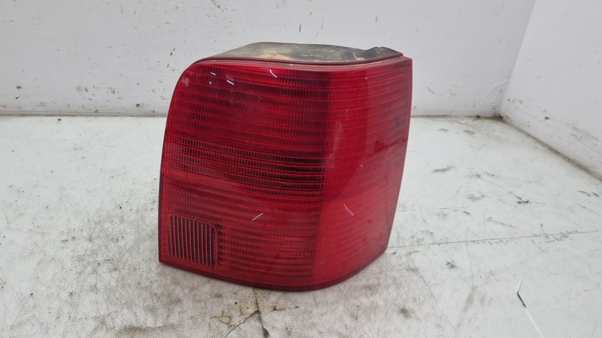 PILOTO TRASERO DERECHO VOLKSWAGEN PASSAT AJM