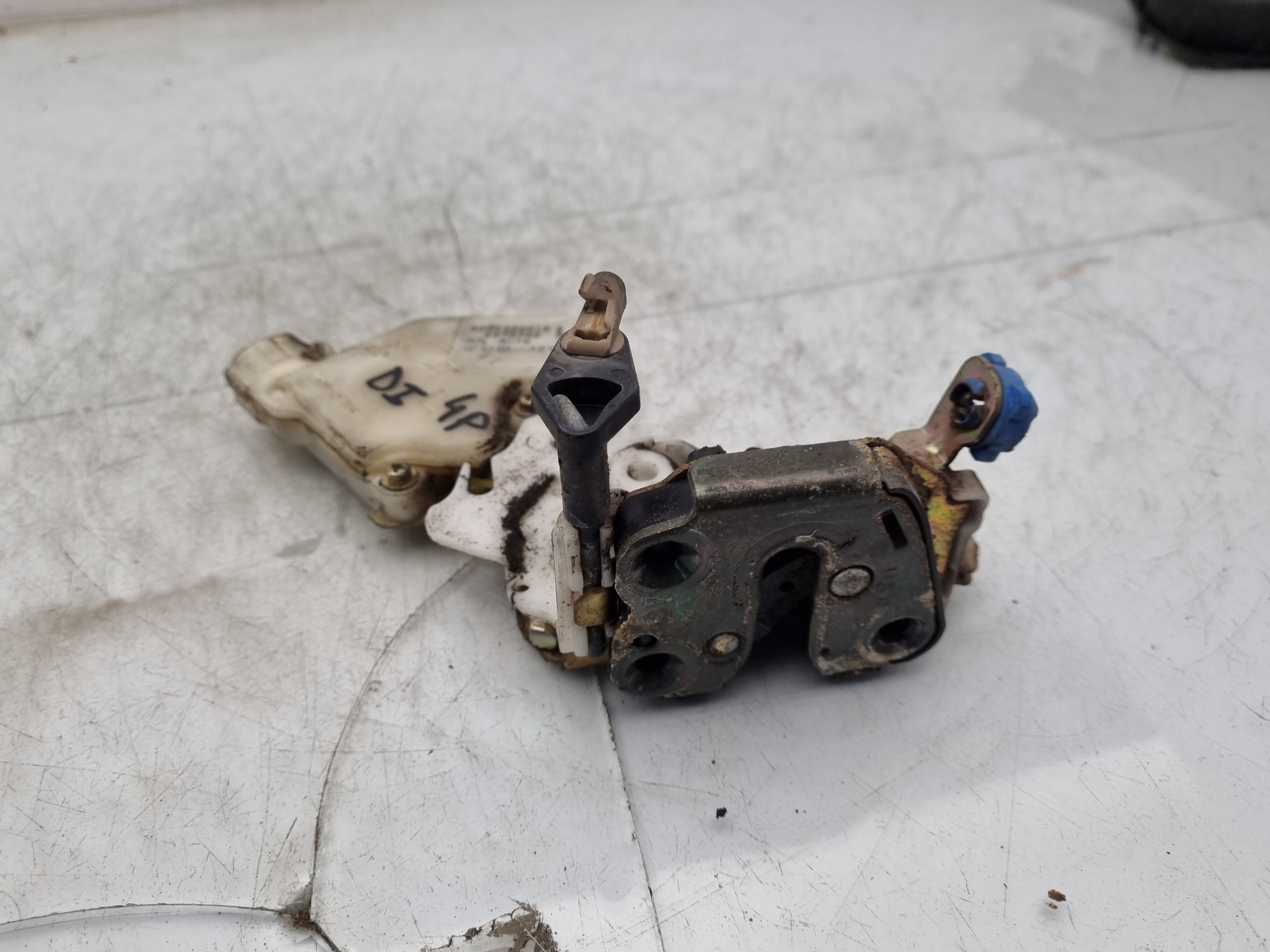 CERRADURA PUERTA DELANTERA IZQUIERDA NISSAN ALMERA YD22