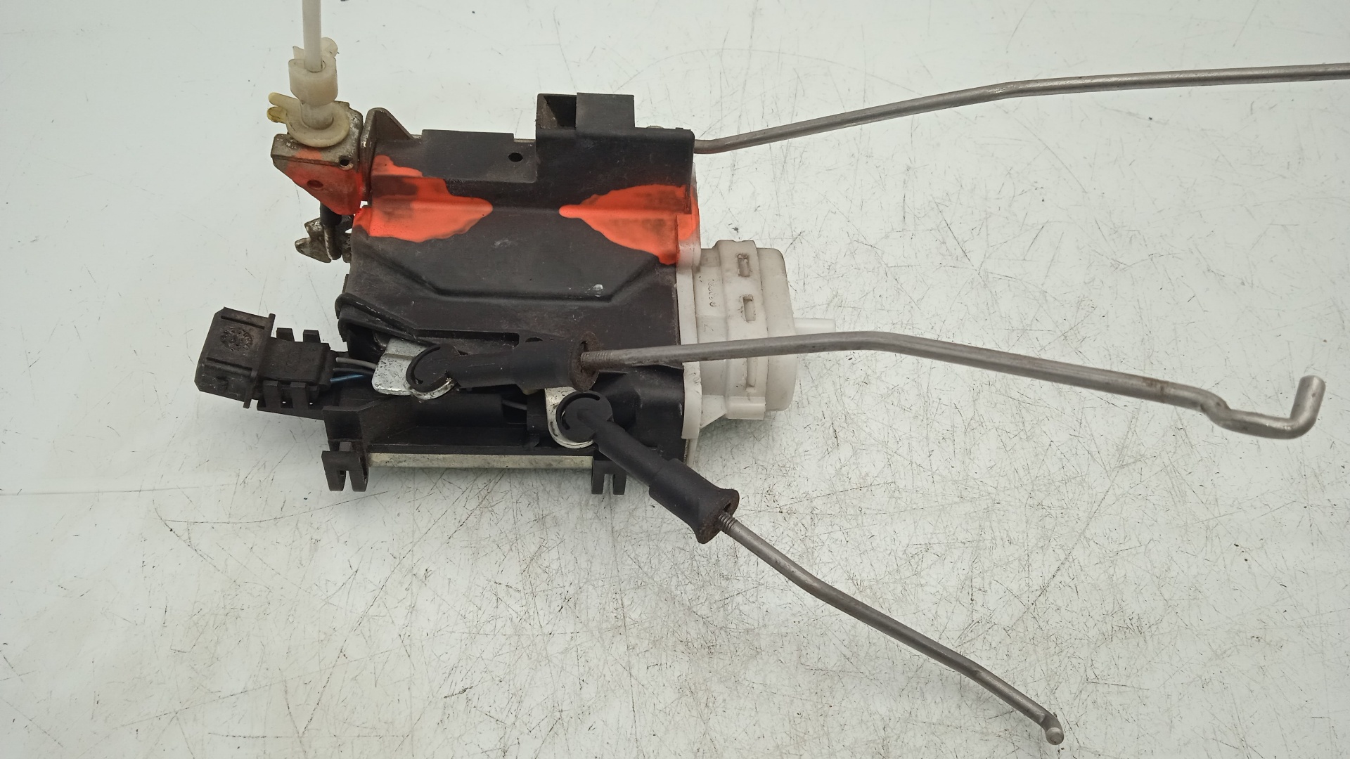 CERRADURA PUERTA DELANTERA IZQUIERDA AUDI 100 AAH