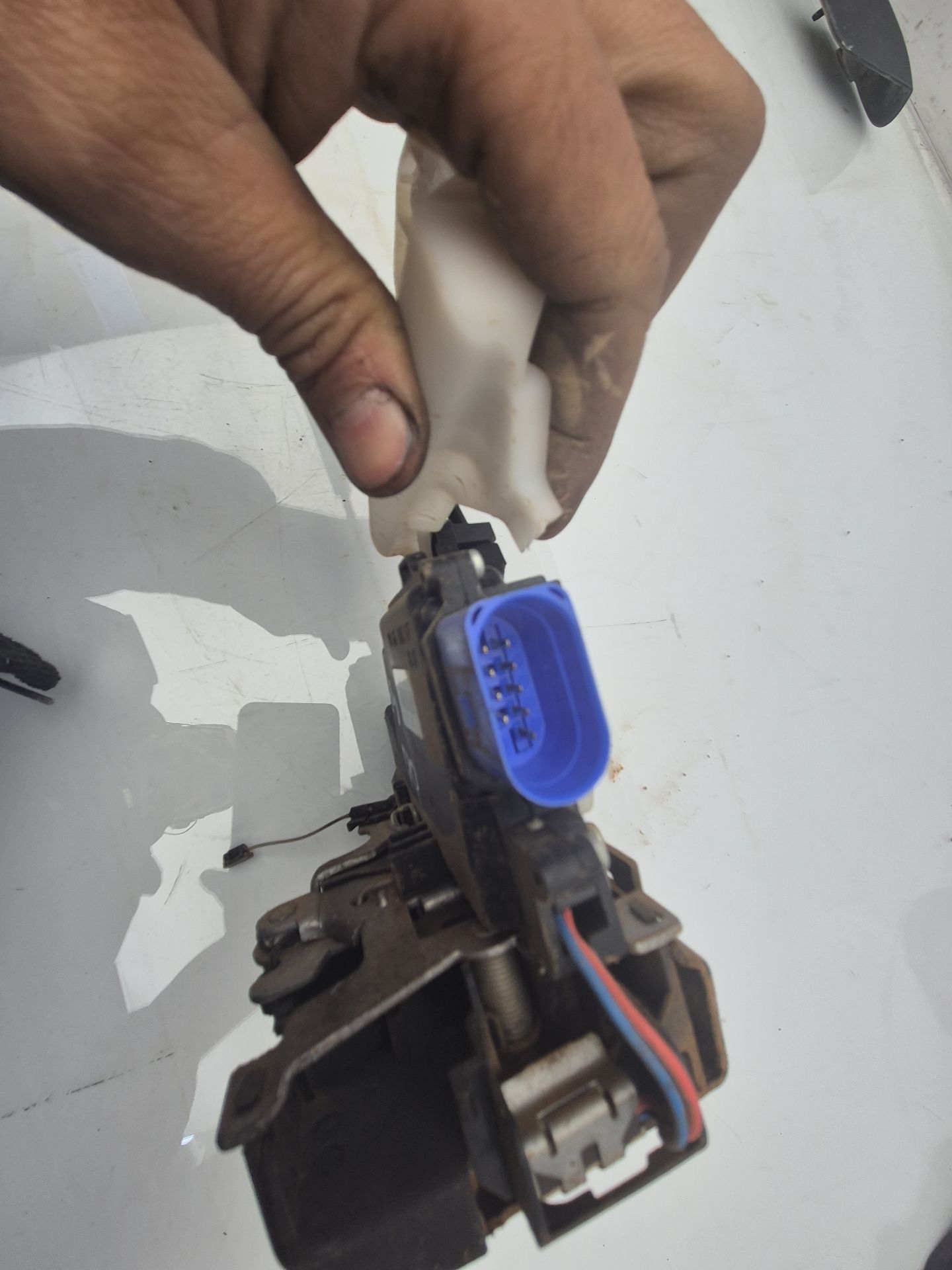 CERRADURA PUERTA DELANTERA DERECHA VOLKSWAGEN CADD 