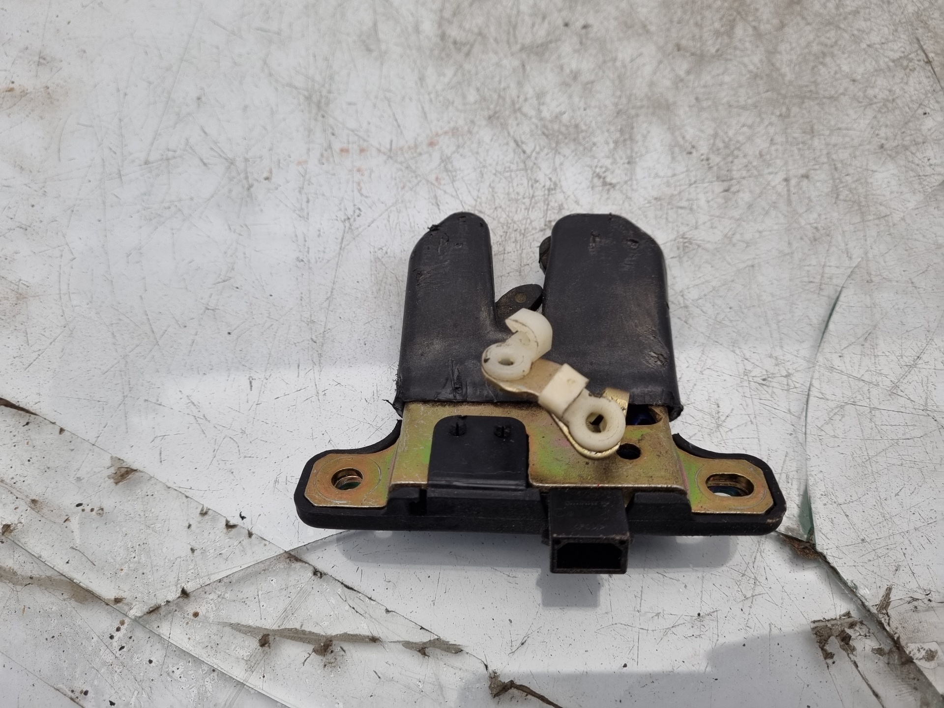 CERRADURA MALETERO / PORTON AUDI A4 APU