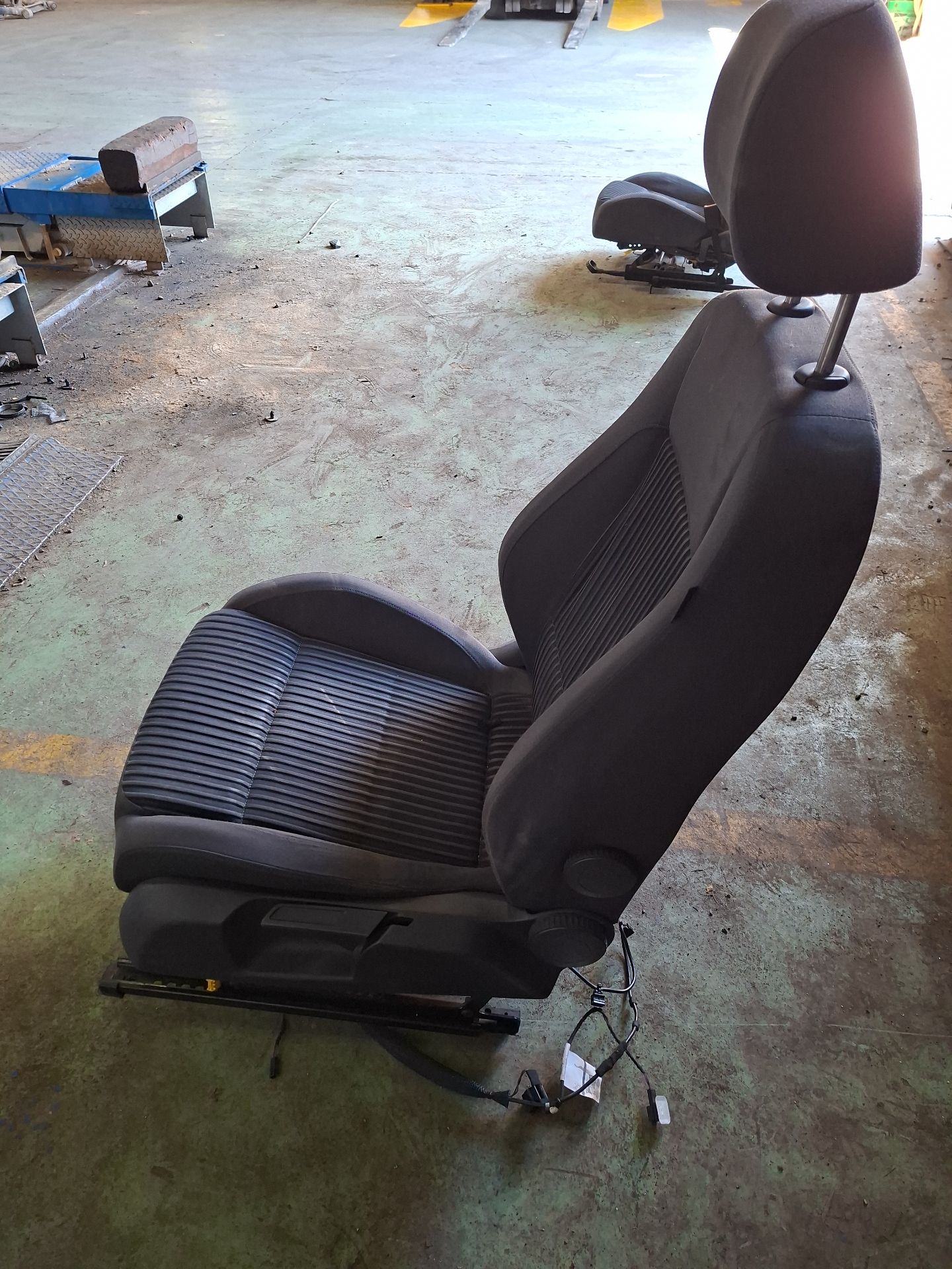 ASIENTO DELANTERO IZQUIERDO VOLKSWAGEN GOLF 