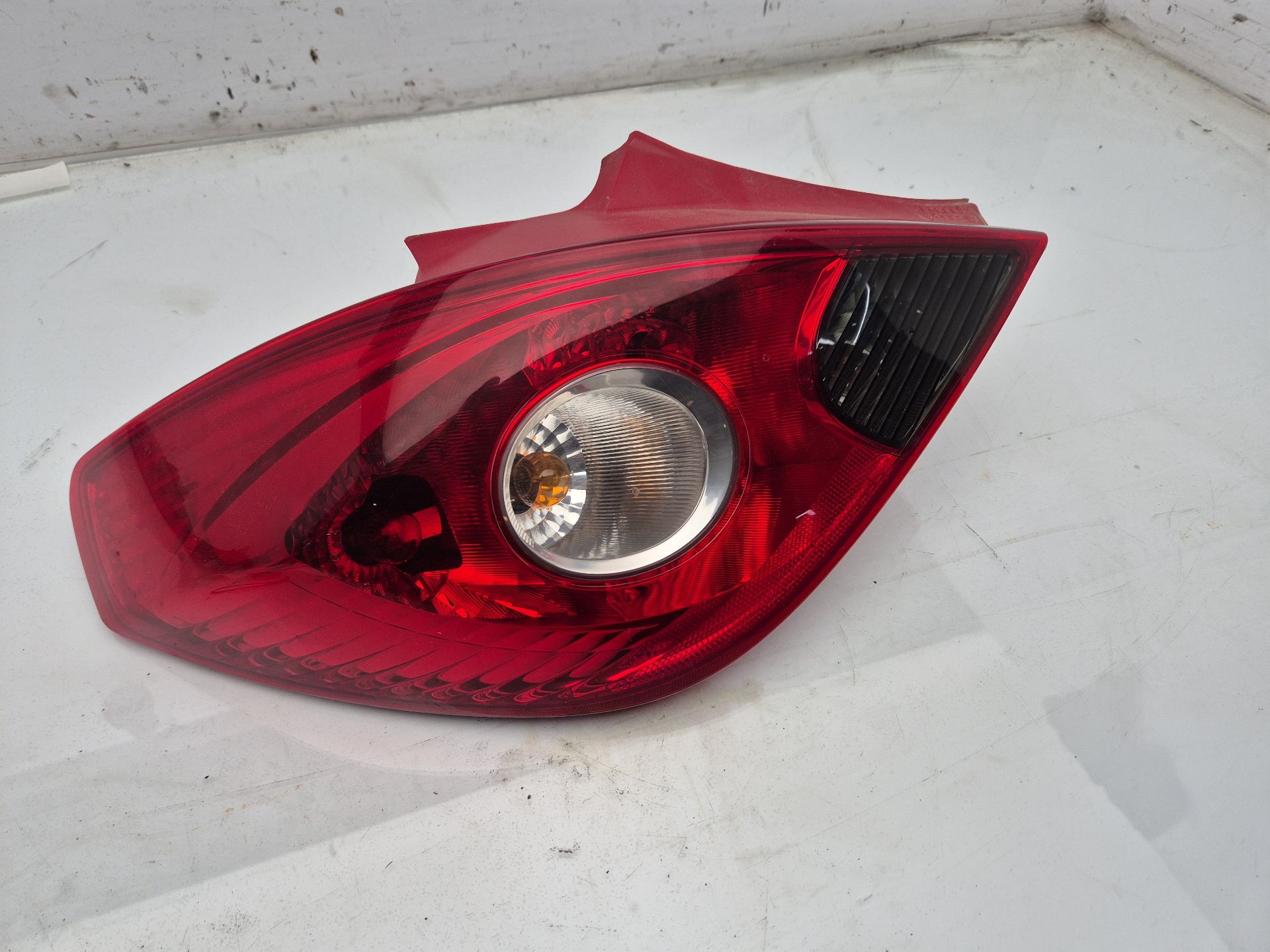 PILOTO TRASERO IZQUIERDO OPEL CORSA 