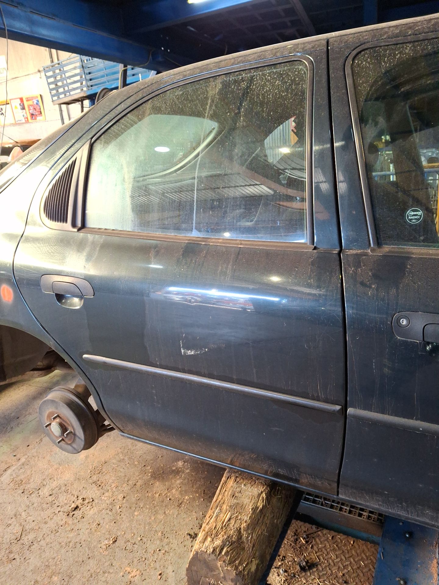 PUERTA TRASERA DERECHA FORD MONDEO 