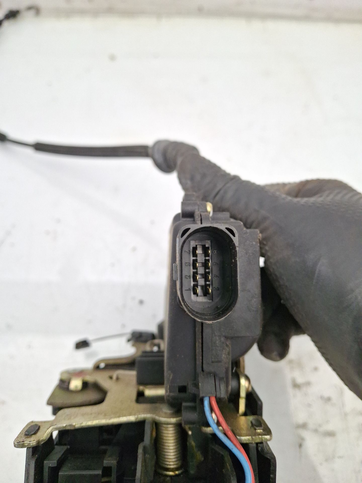 CERRADURA PUERTA DELANTERA DERECHA VOLKSWAGEN NEW 