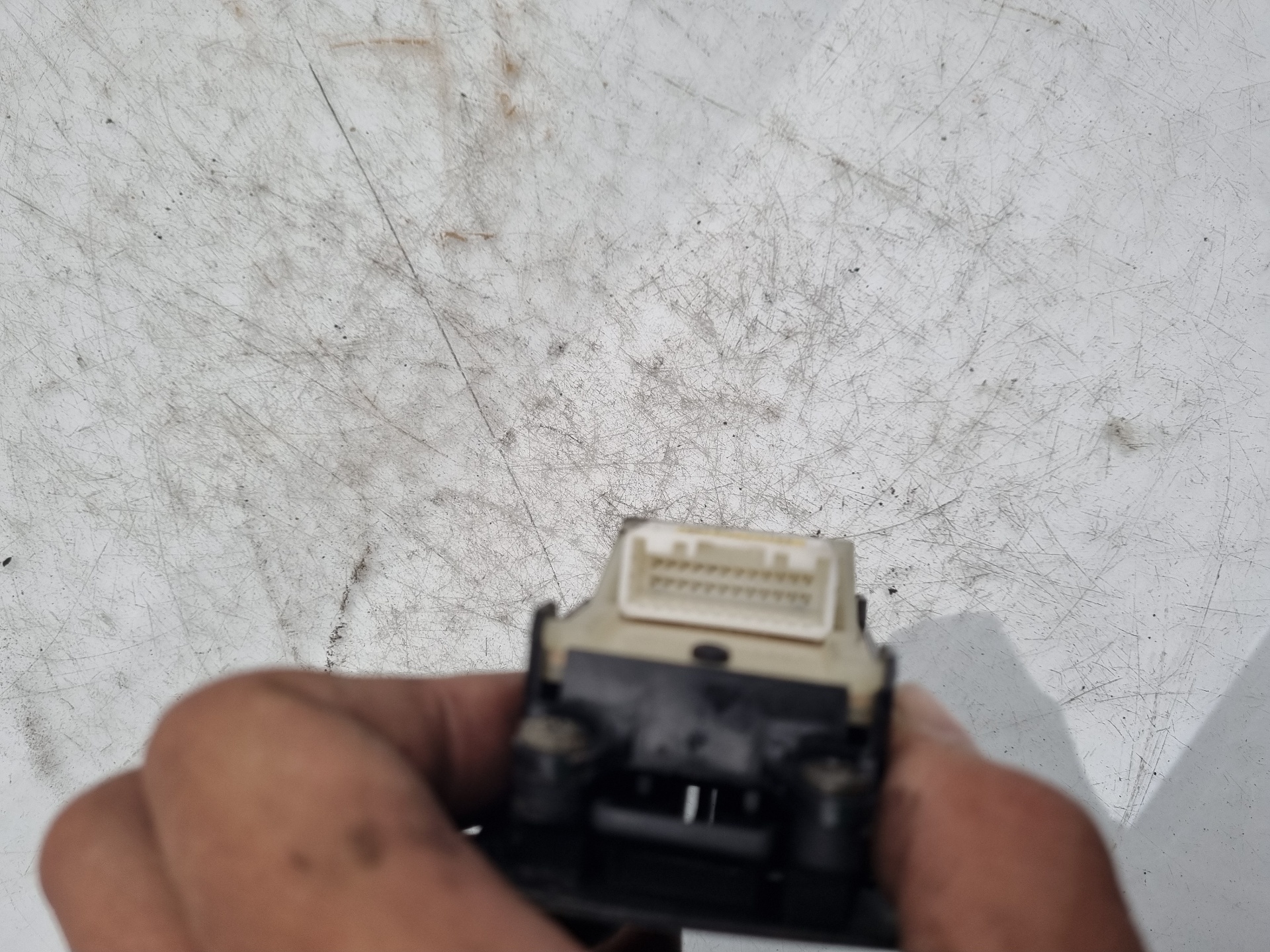 MANDO ELEVALUNAS DELANTERO IZQUIERDO TOYOTA AVENSI 1CDFTV