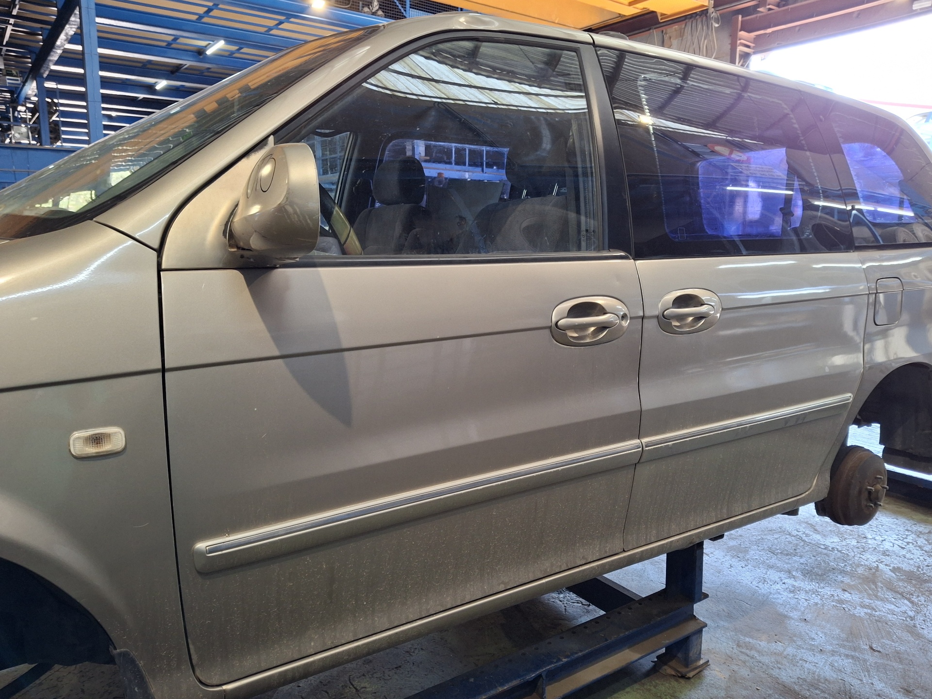 PUERTA DELANTERA IZQUIERDA KIA CARNIVAL D/J3