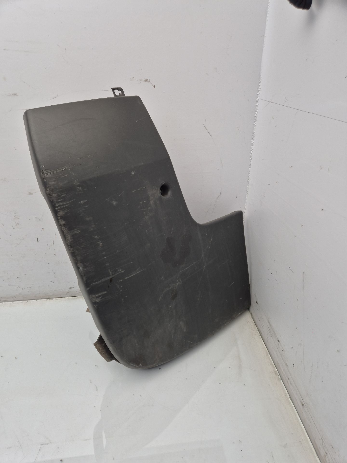 PUNTERA PARAGOLPES TRASERA DERECHA RENAULT TRAFIC 