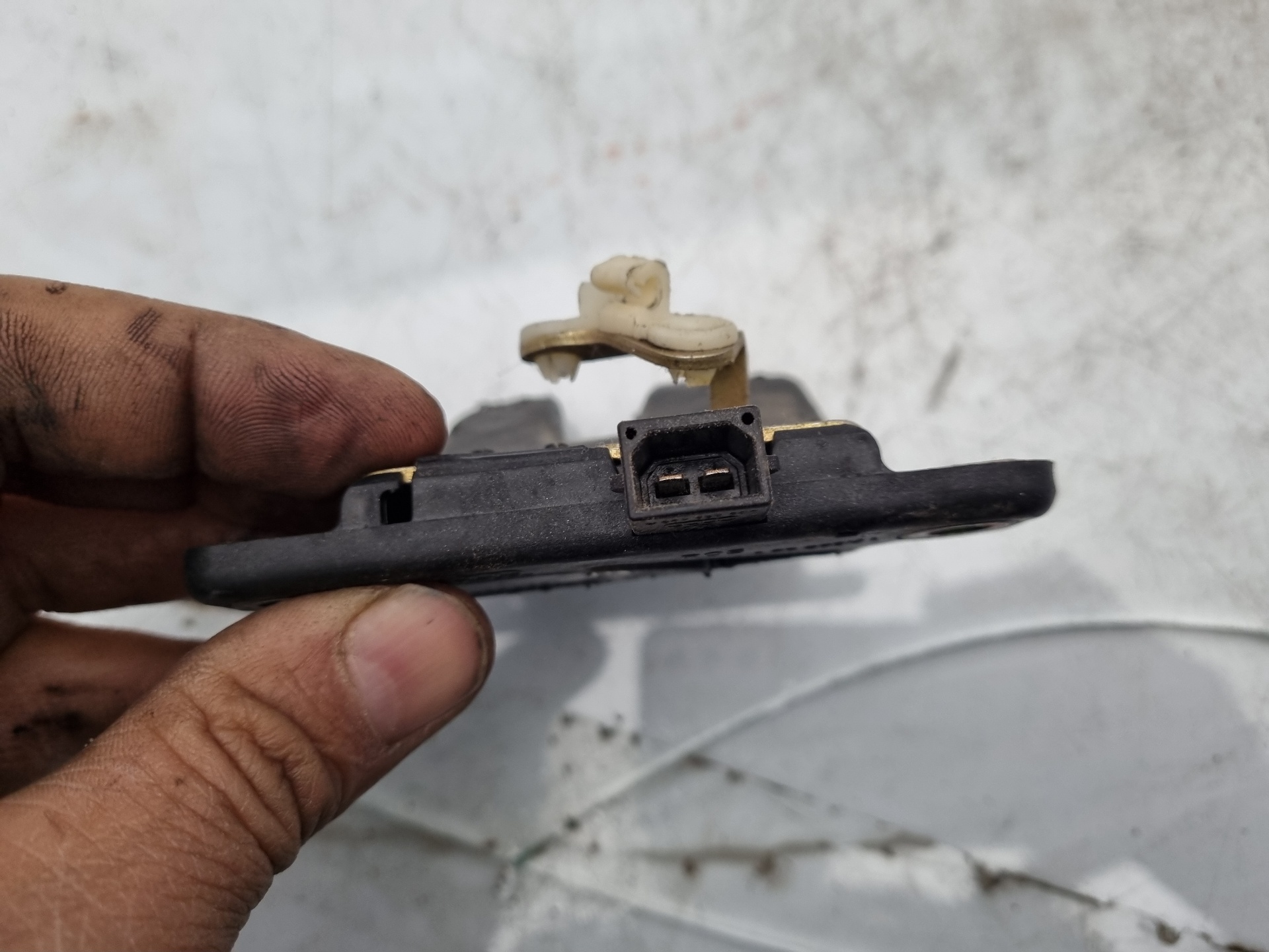 CERRADURA MALETERO / PORTON AUDI A4 APU