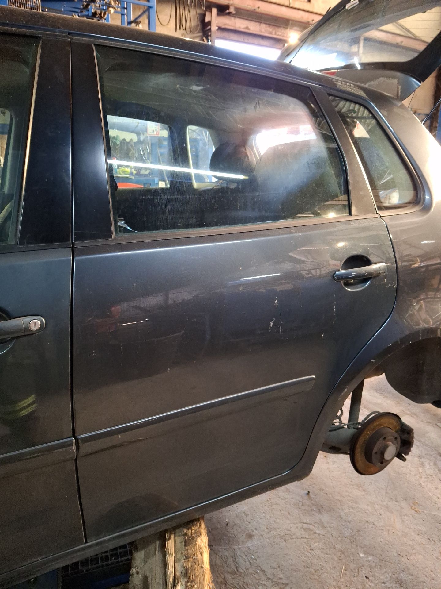 PUERTA TRASERA IZQUIERDA VOLKSWAGEN POLO 