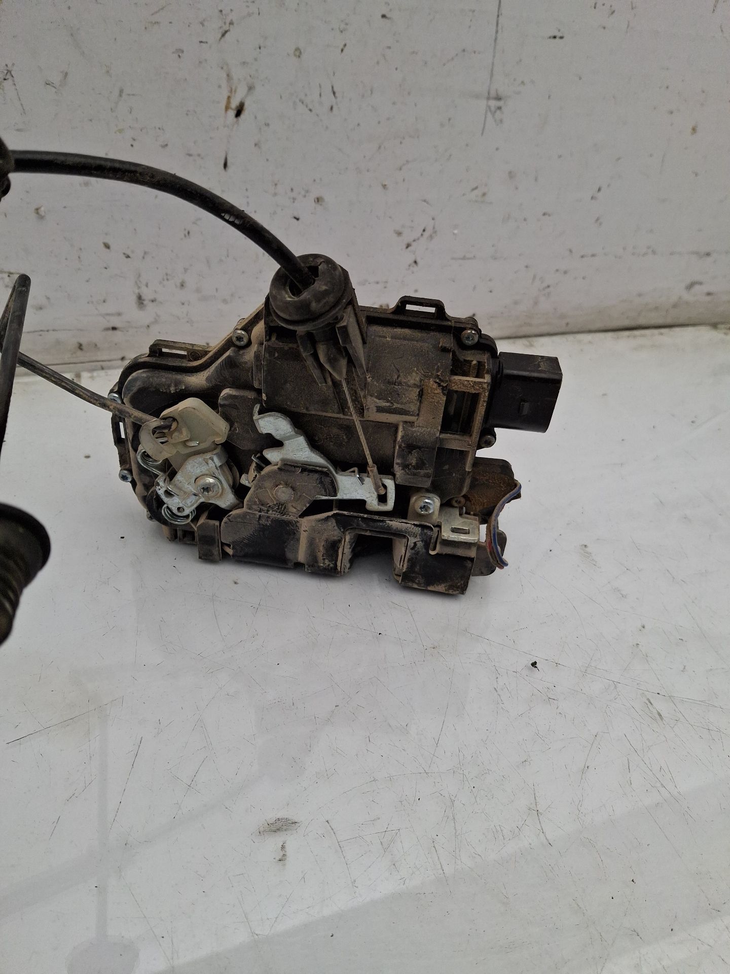 CERRADURA PUERTA DELANTERA IZQUIERDA VOLKSWAGEN GO 